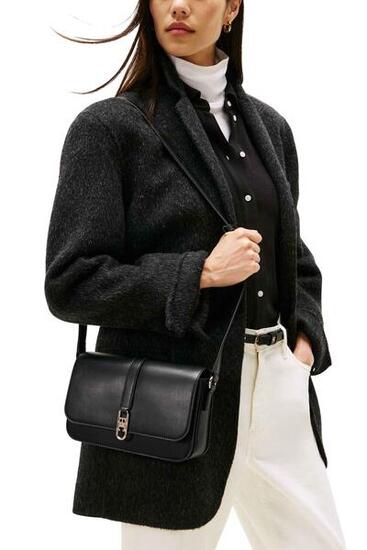 Borsa a tracolla donna con patta e monogram