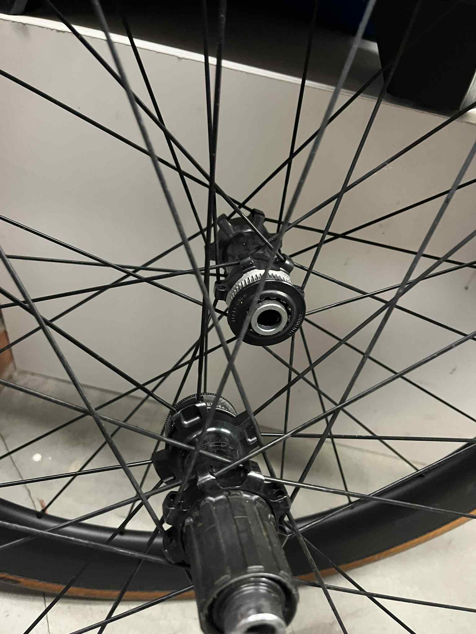 Entre Particuliers - Roues de vélo de route Shimano Ultegra R8170 C60 D 3/3