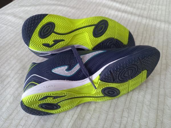 Entre Particuliers - Chaussures de football en salle t 35 3/4