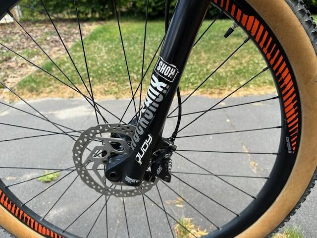 Entre Particuliers - MEGAMO VTT FACTORY 30 Carbon - Excellent Etat 5/6