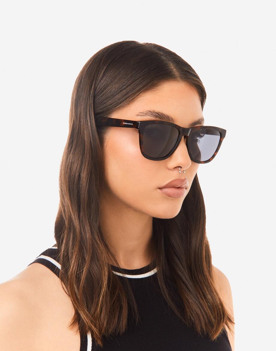 HAWKERS - Sunglasses for Men and Women BLACK CAREY - ONE X 5/7