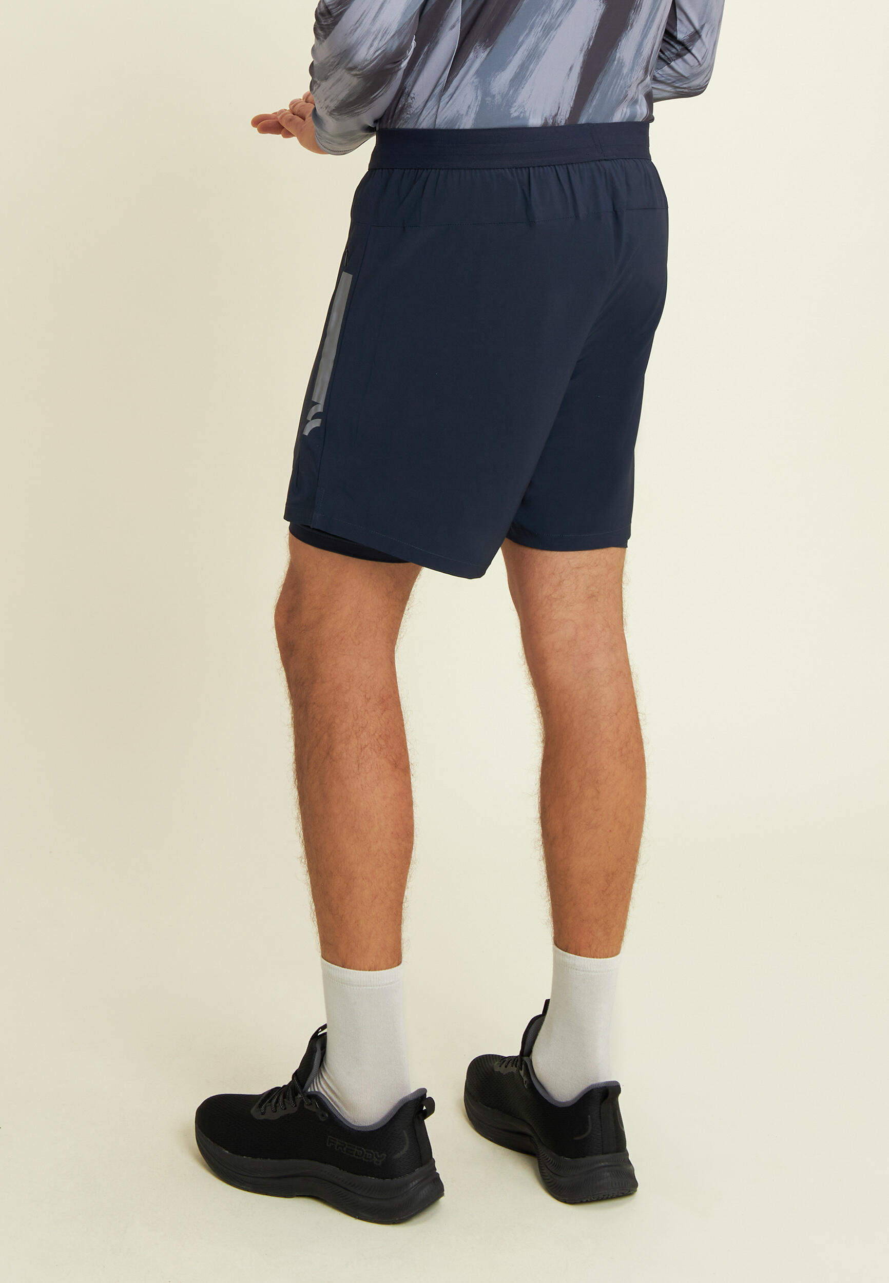 Pantaloni corti slim con grafica e spacchi laterali 3/4