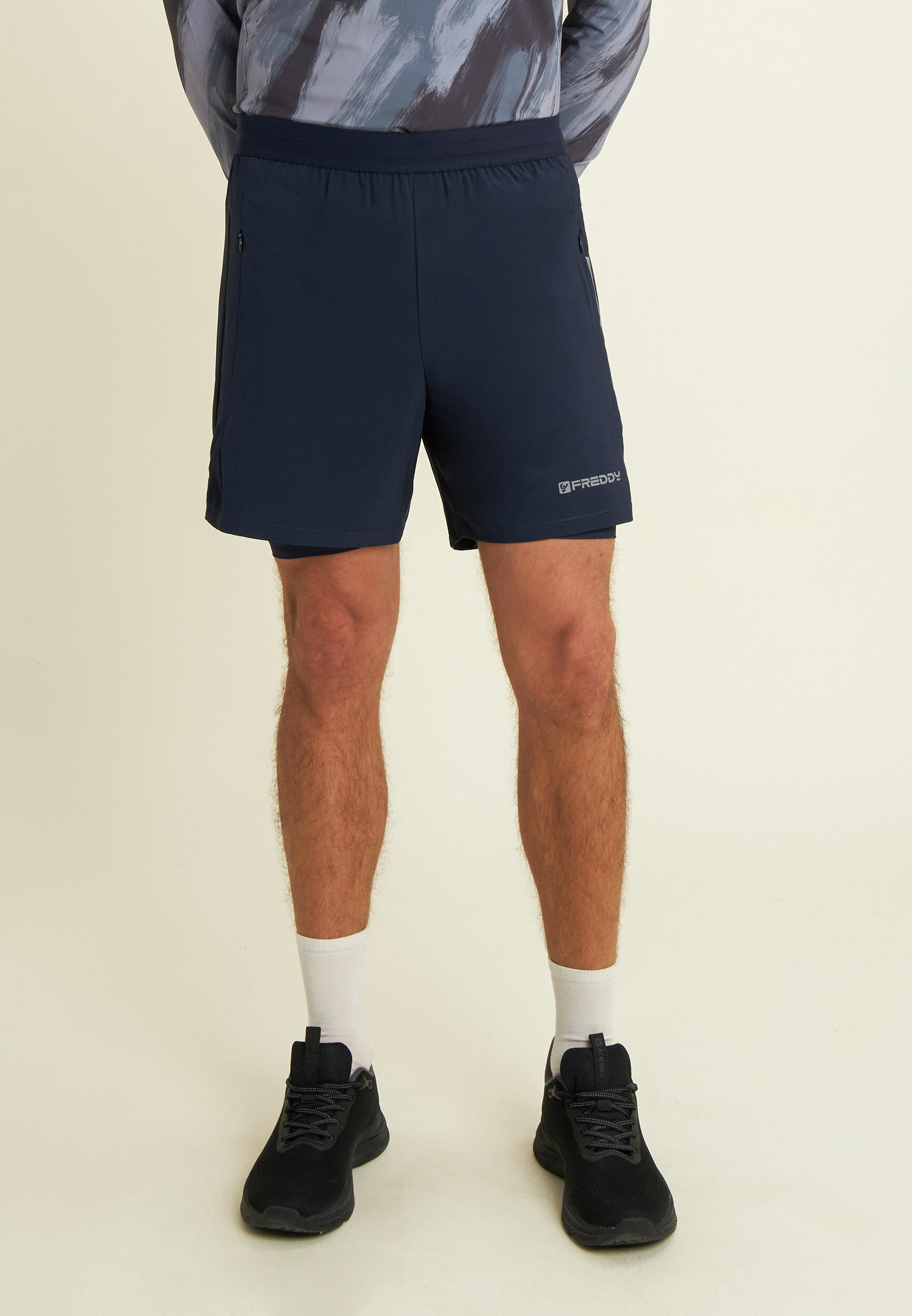 Pantaloni corti slim con grafica e spacchi laterali 2/4