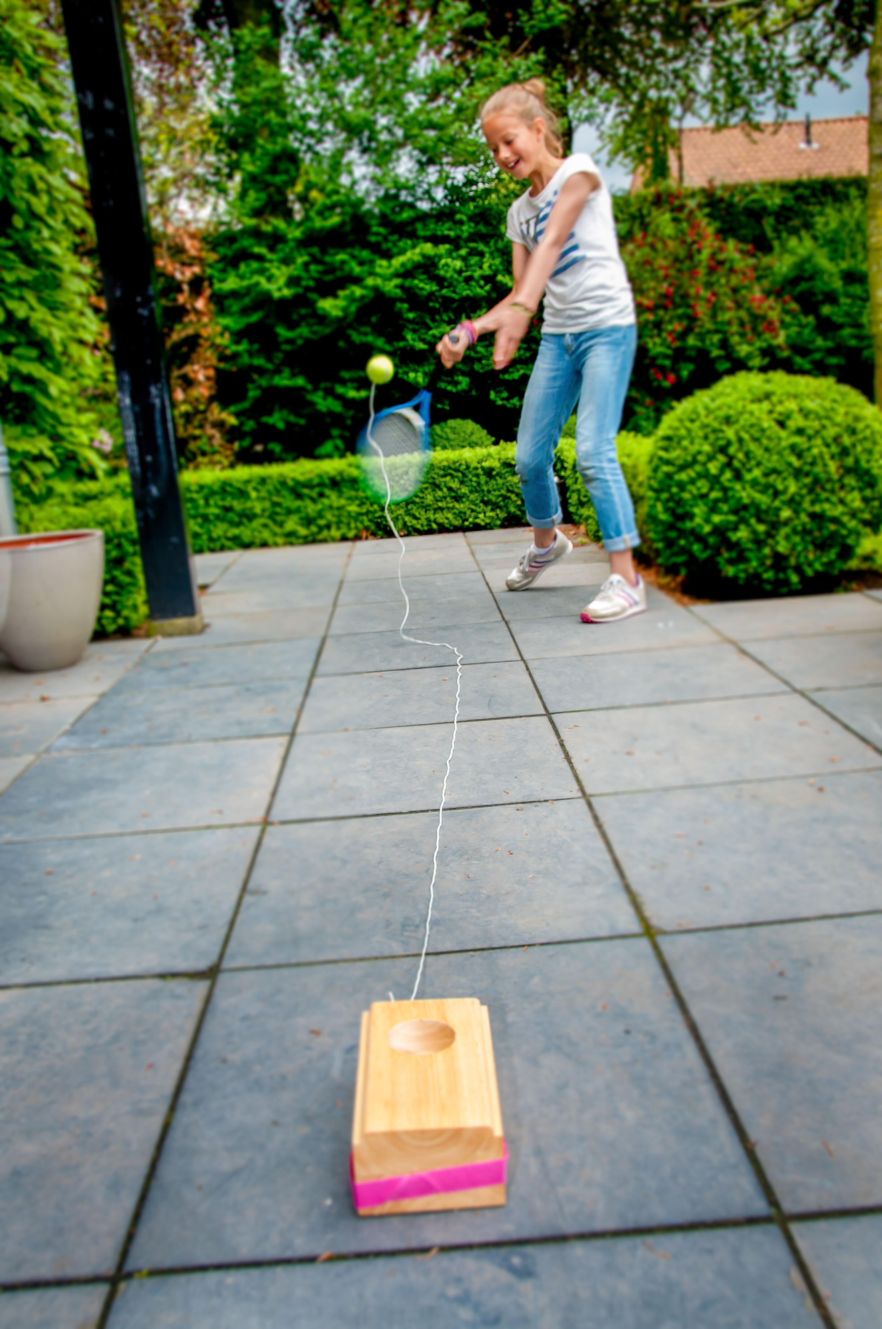 Entrenador de tenis base de madera con pelota elástica para practicar solo 2/3