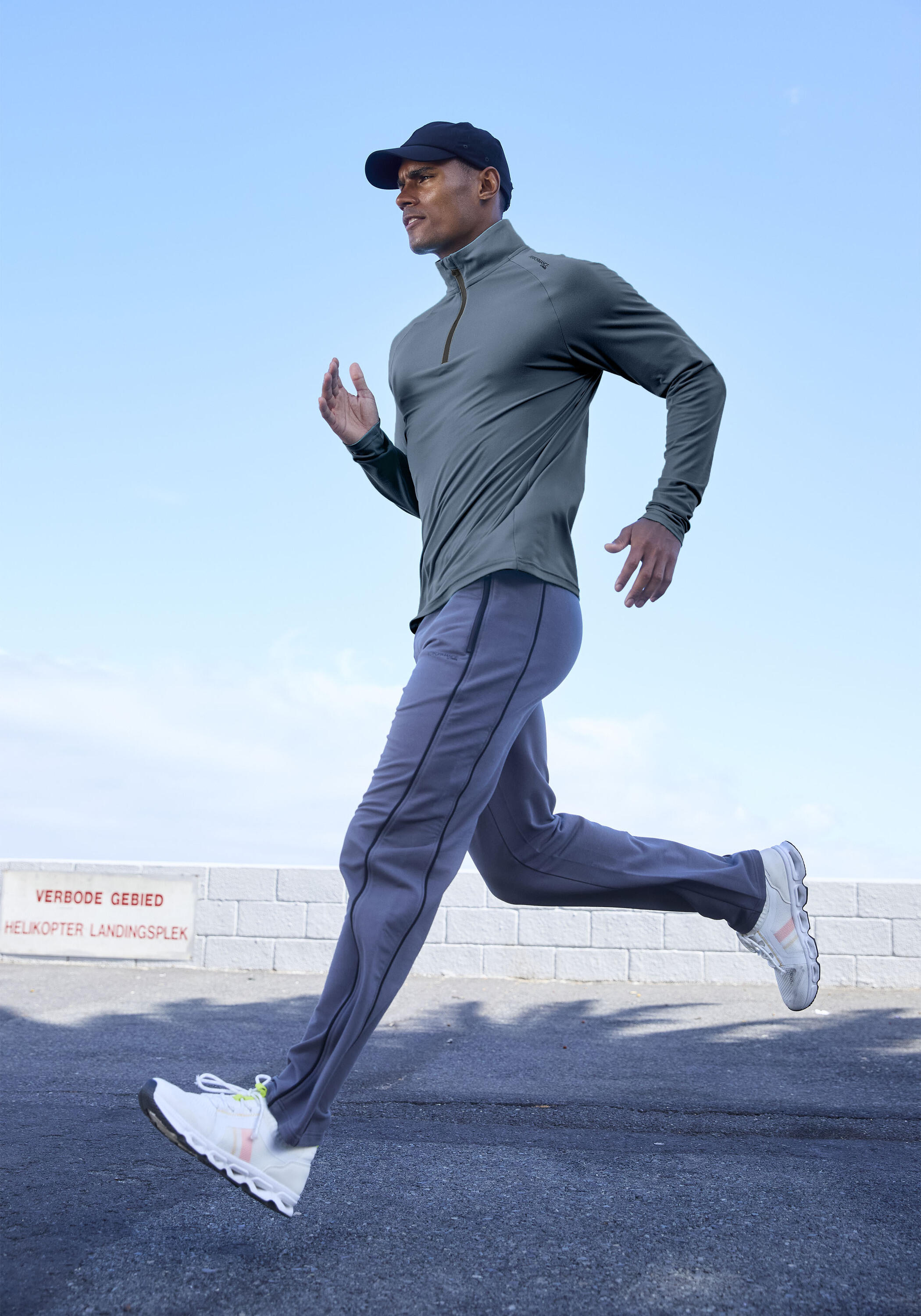 AUTHENTIC LE JOGGER picture