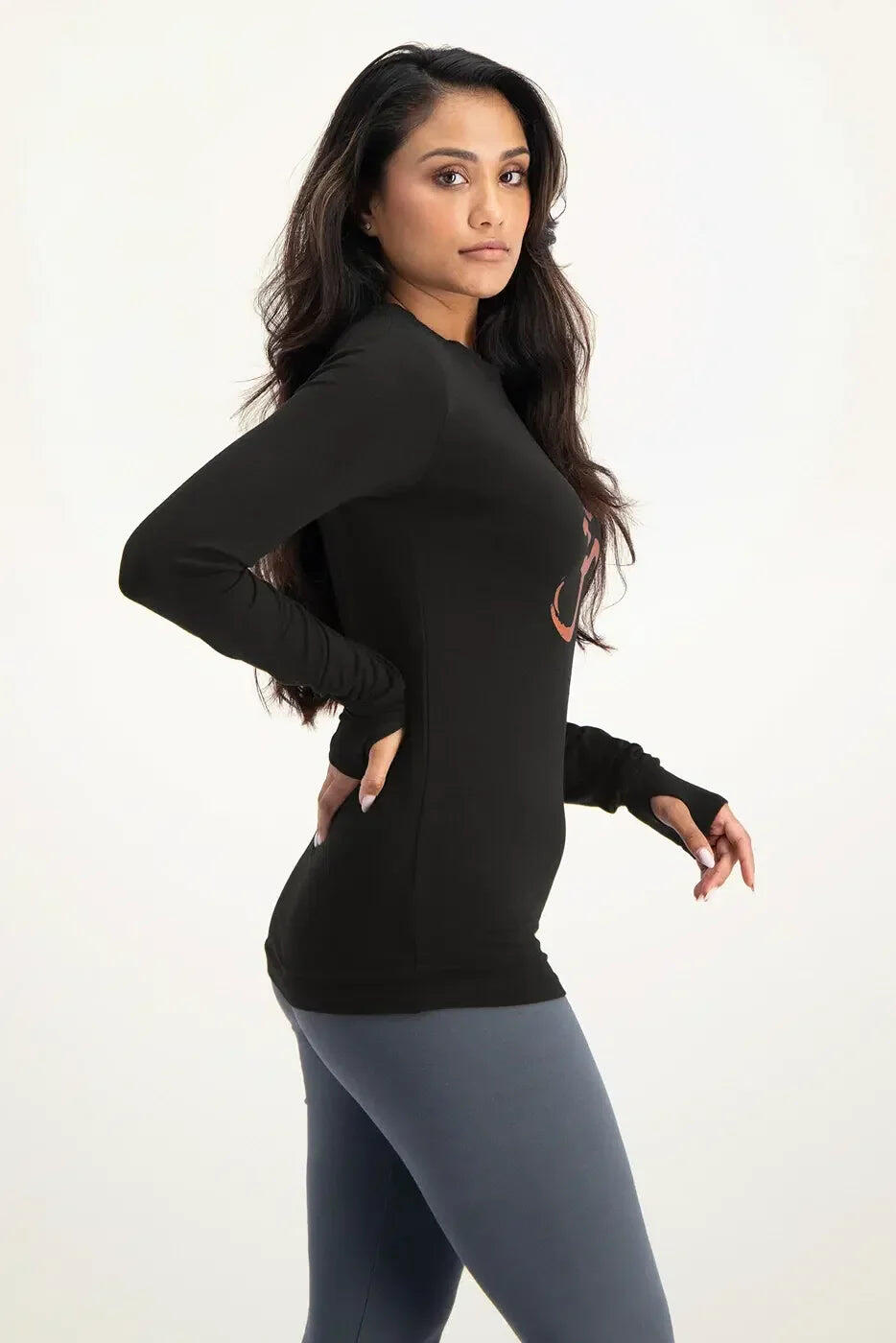 Karuna - T-shirt à manches longues doux et ample avec signe OM - Onyx Black 2/5