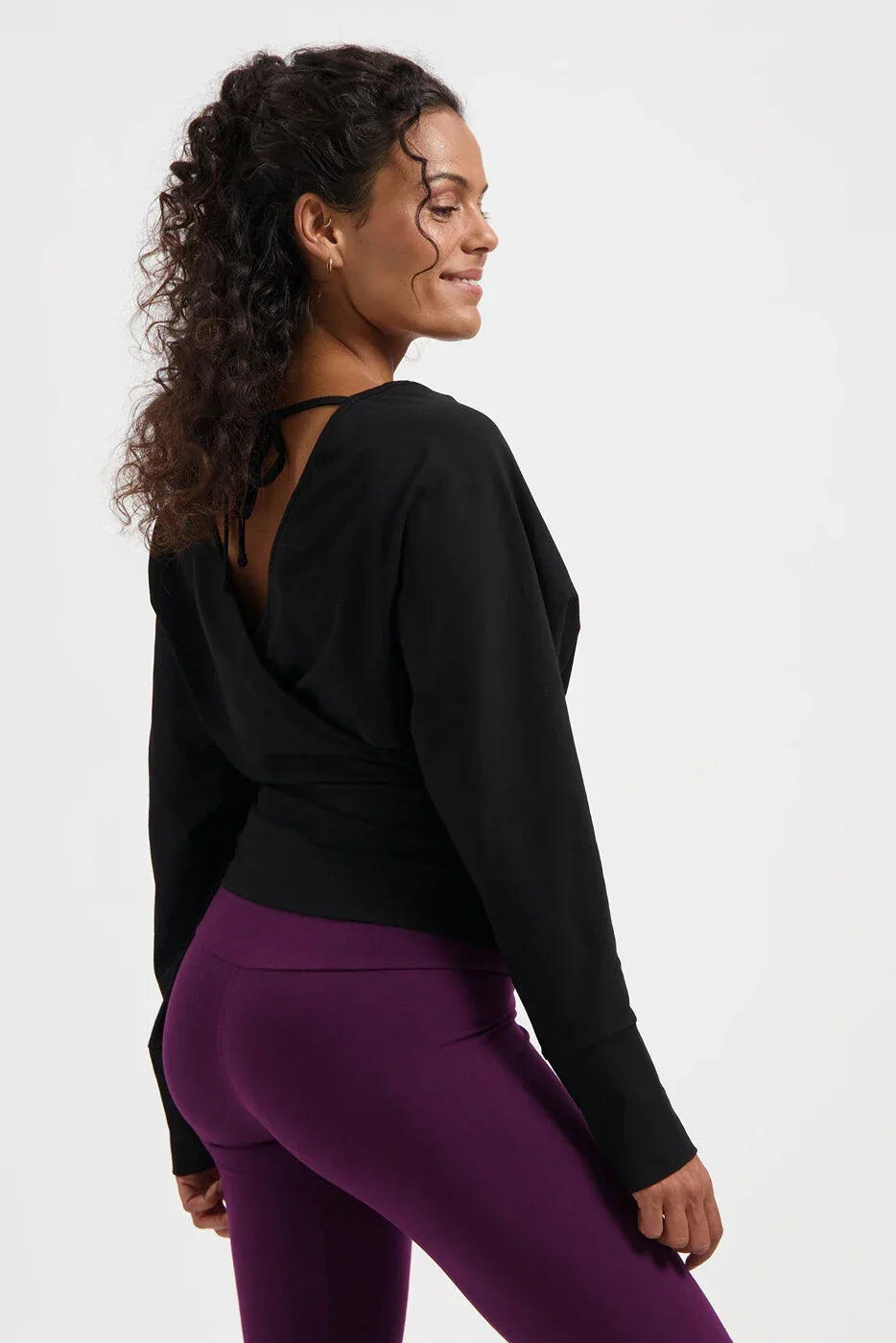 Haut de Yoga et Pilates Ala à Manches Longues – Noir Onyx 2/5