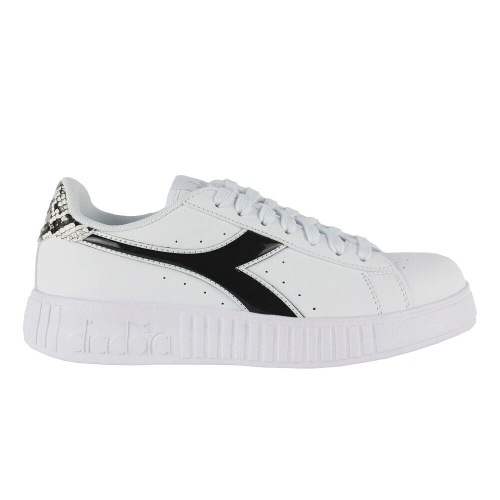 DIADORA picture