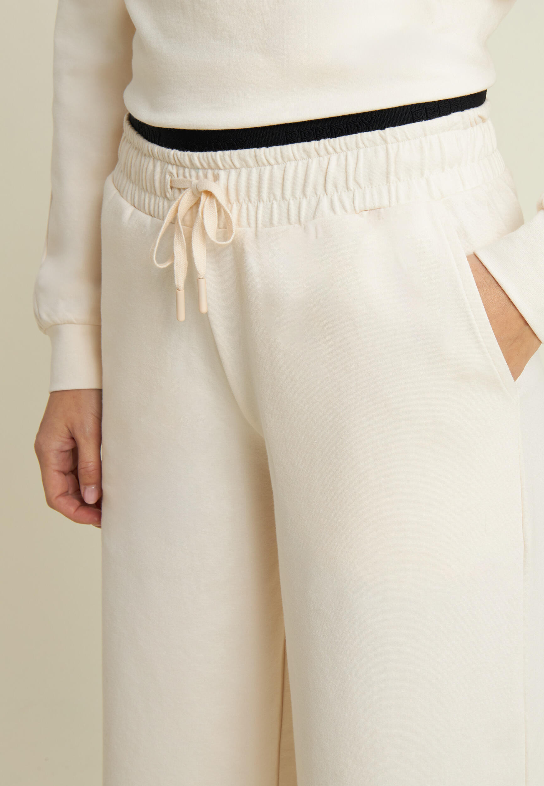 Pantalon pour femmes ample avec broderie 4/4