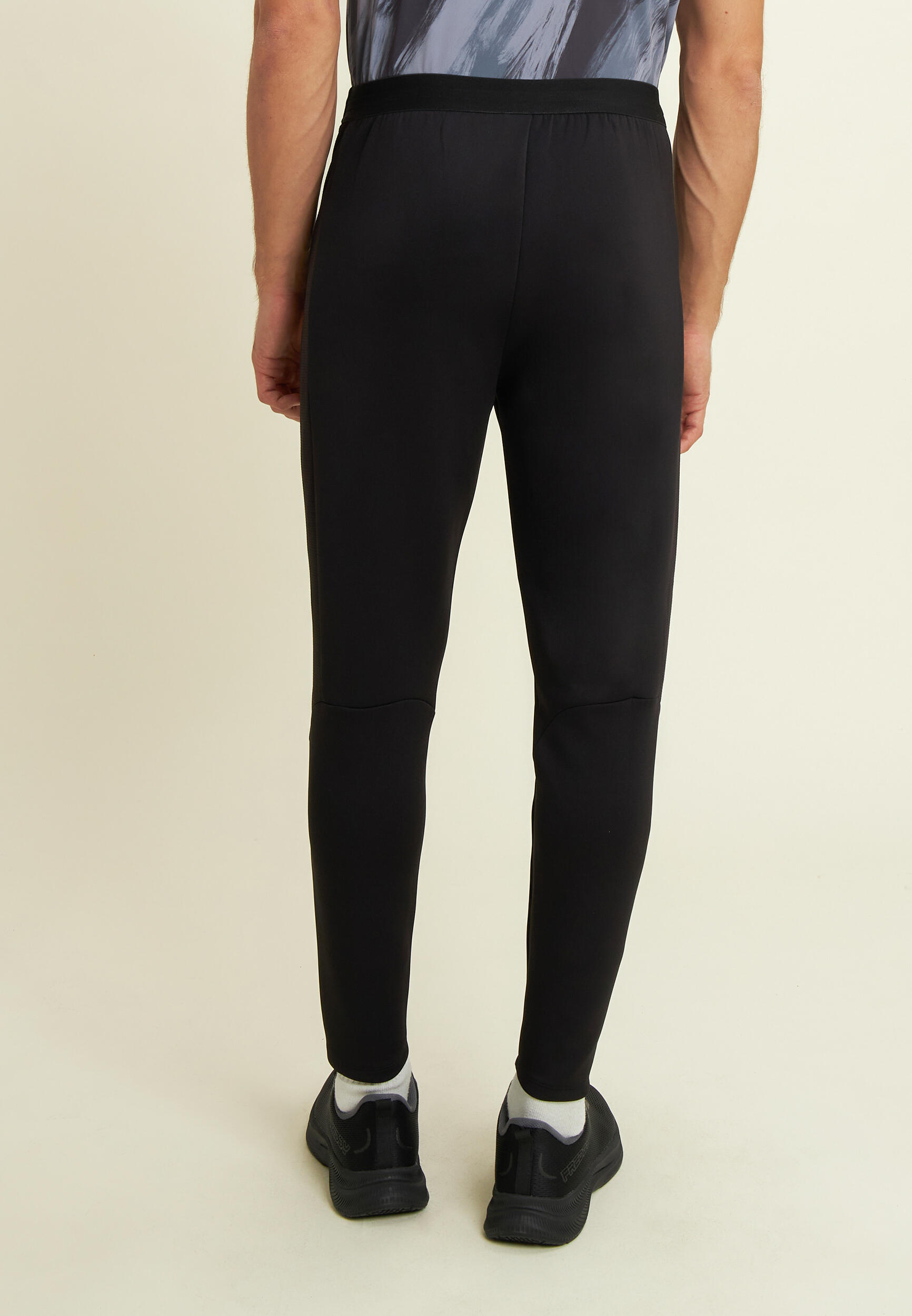 Pantaloni slim in tessuto tecnico con inserti mesh laterali 3/4