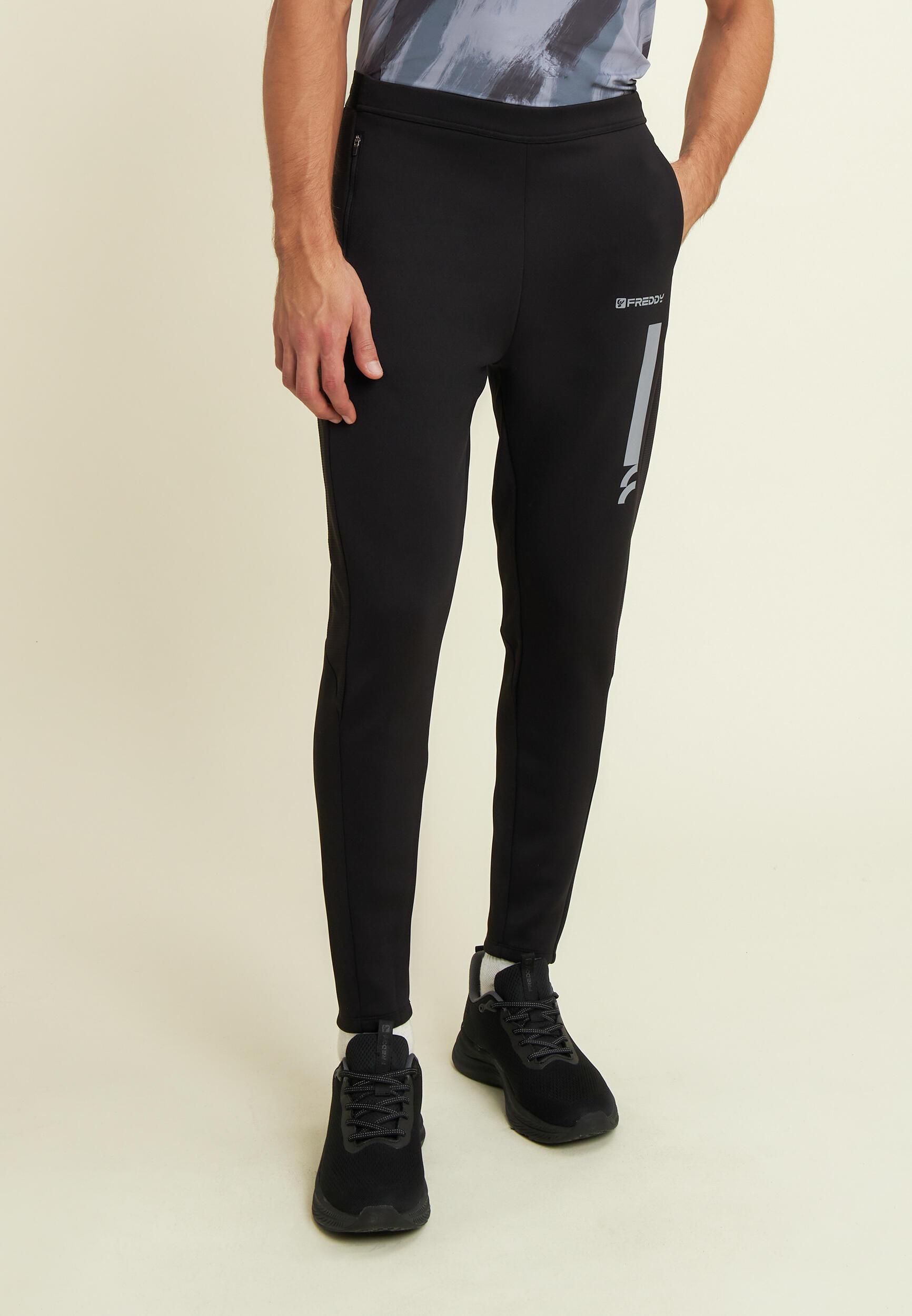 Pantaloni slim in tessuto tecnico con inserti mesh laterali 2/4