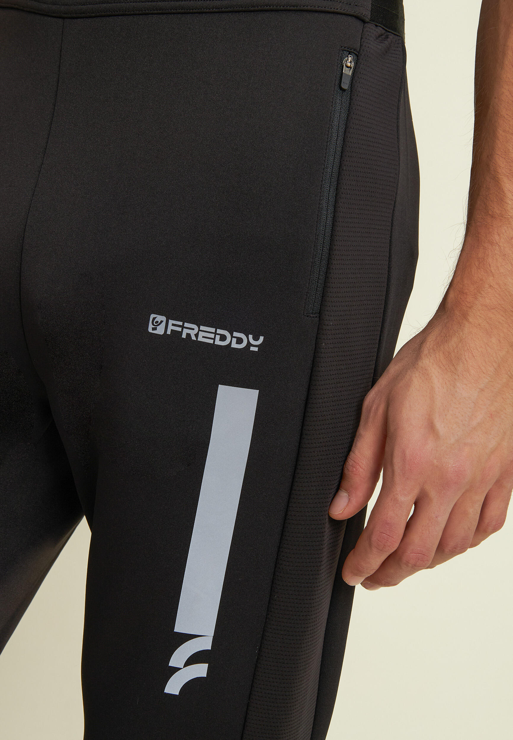 Pantaloni slim in tessuto tecnico con inserti mesh laterali 4/4