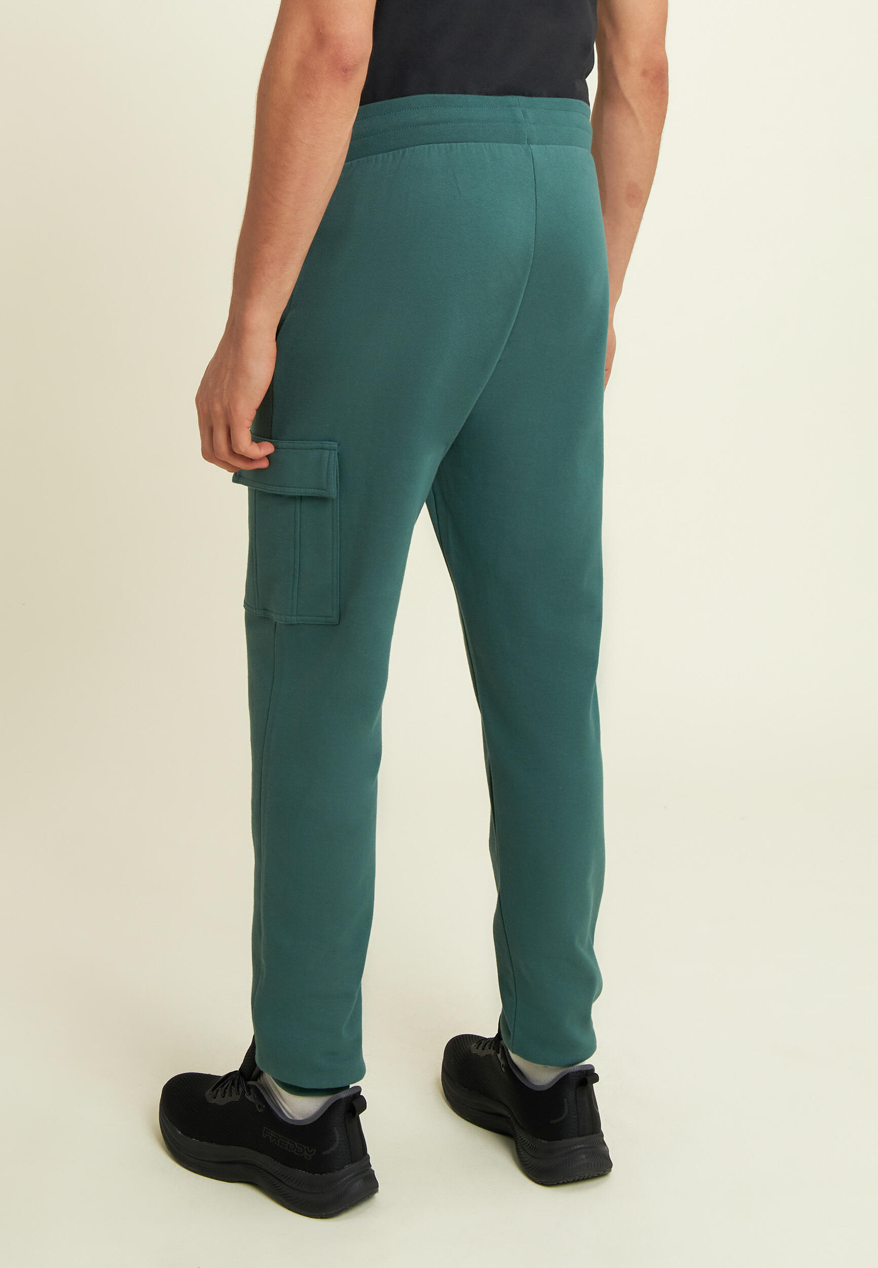 Pantalón cargo de felpa con bolsillo de parche 3/4