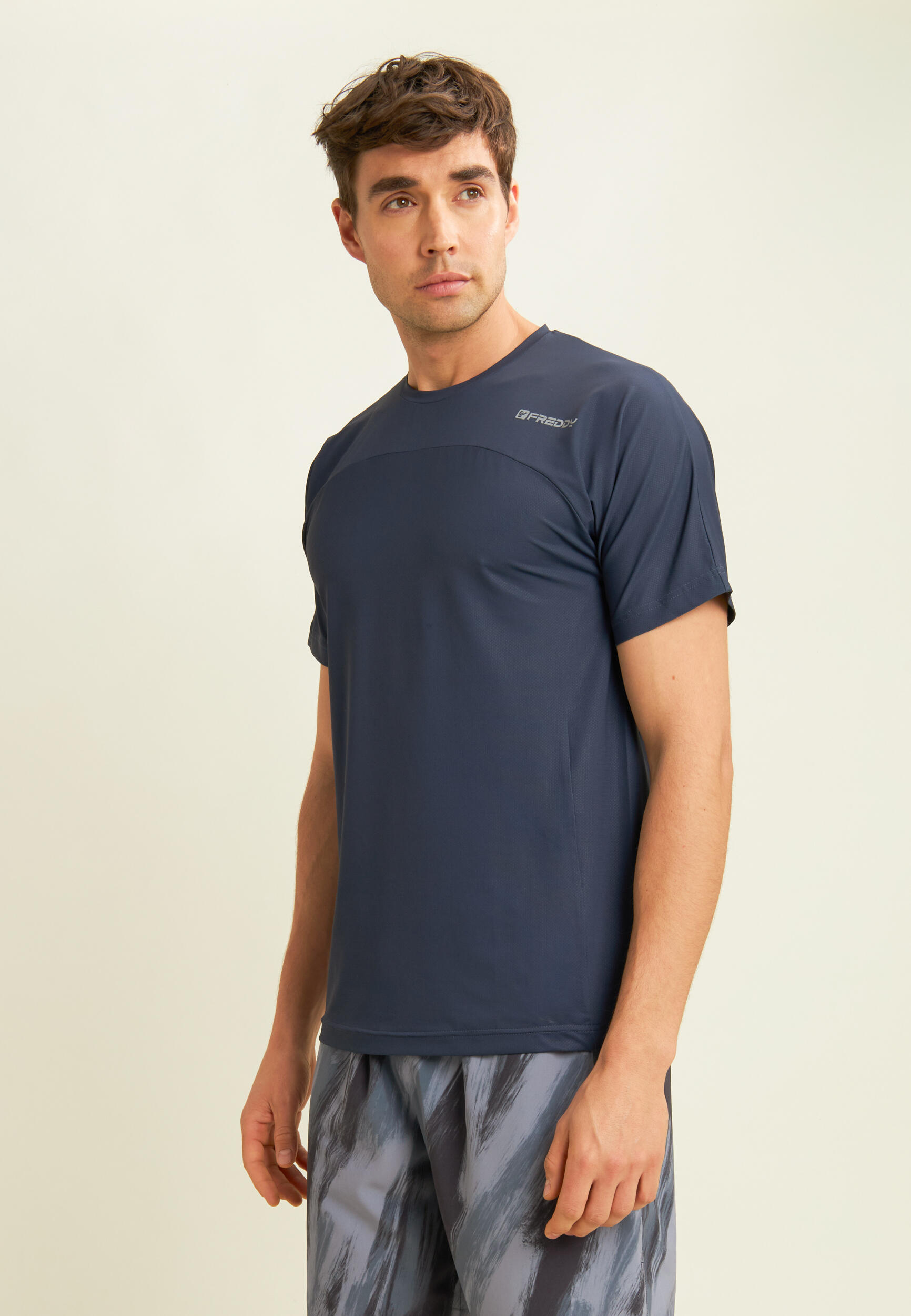 T-shirt de coupe ajustée avec logo en forme de cœur et coupe ergonomique 2/4