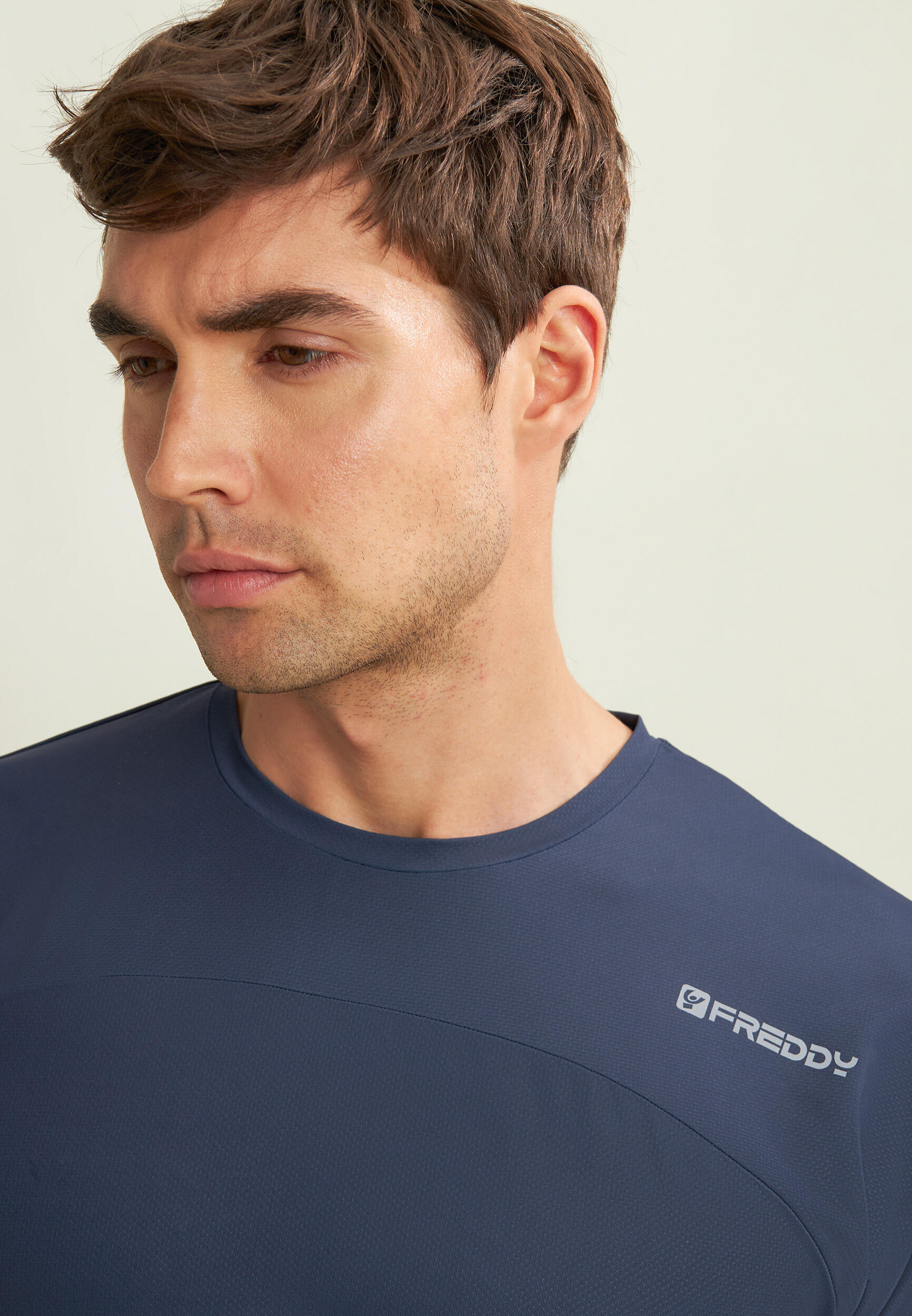 T-shirt de coupe ajustée avec logo en forme de cœur et coupe ergonomique 4/4