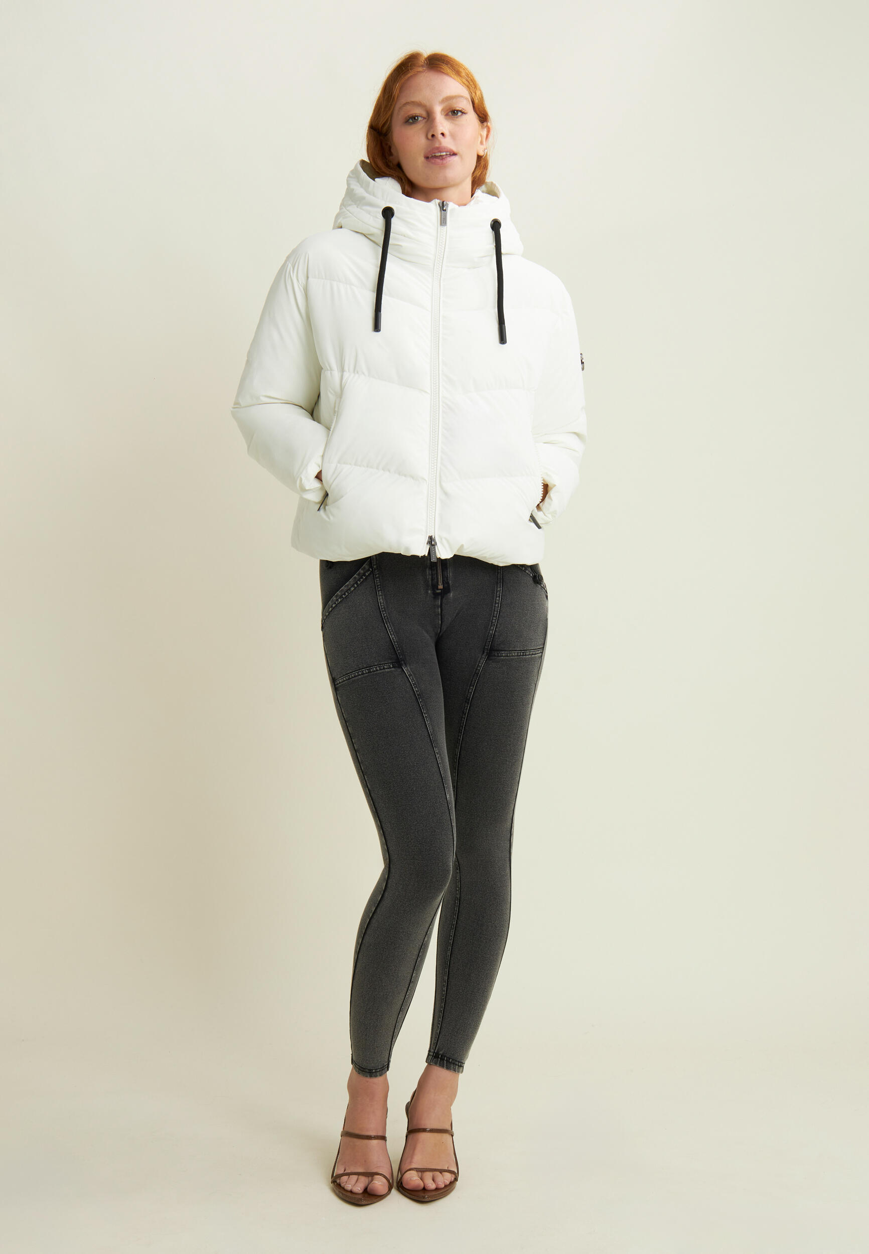Doudoune cropped pour femmes avec col montant et cordon réglable 5/5