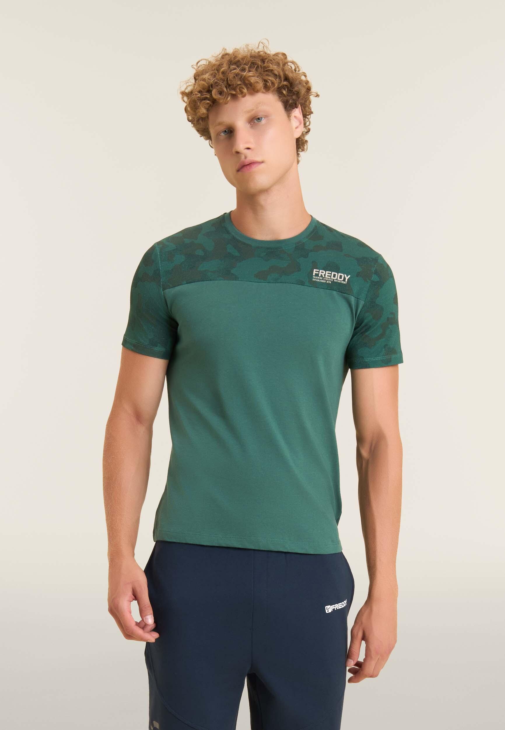 T-shirt camouflage con fondo tinta unita e logo cuore 2/4
