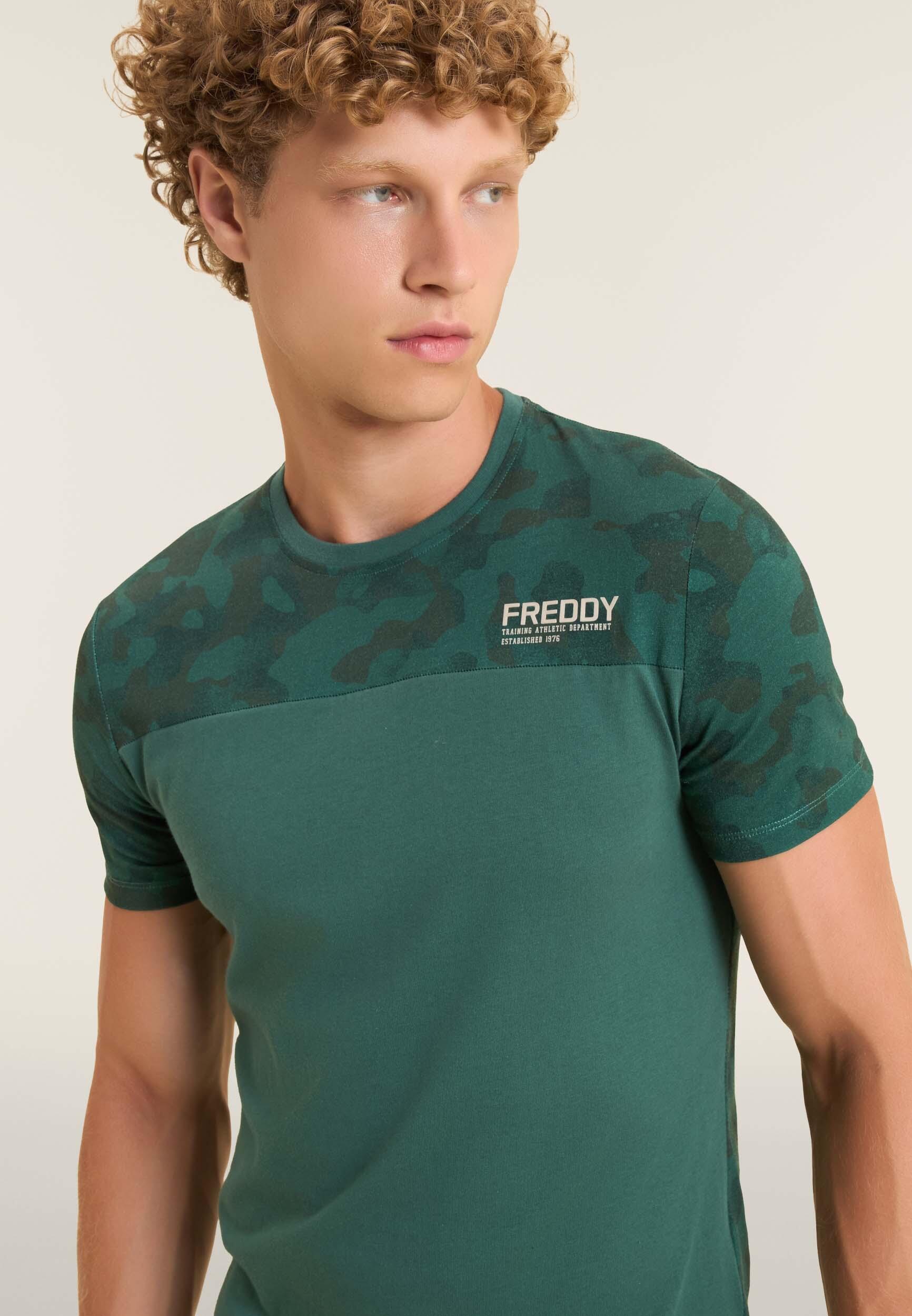 T-shirt camouflage con fondo tinta unita e logo cuore 4/4