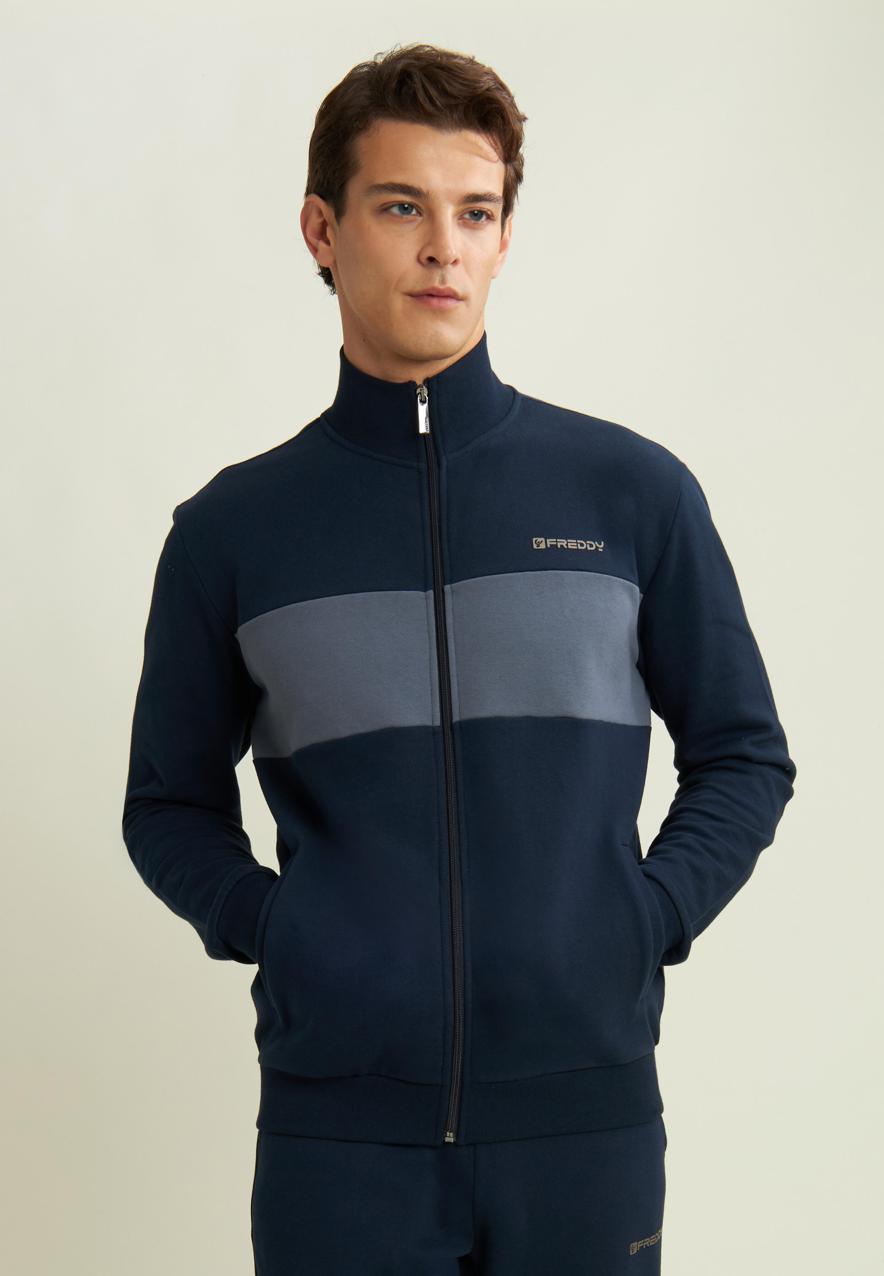 Sweat-shirt entièrement zippé avec bande contrastée sur la poitrine 2/4