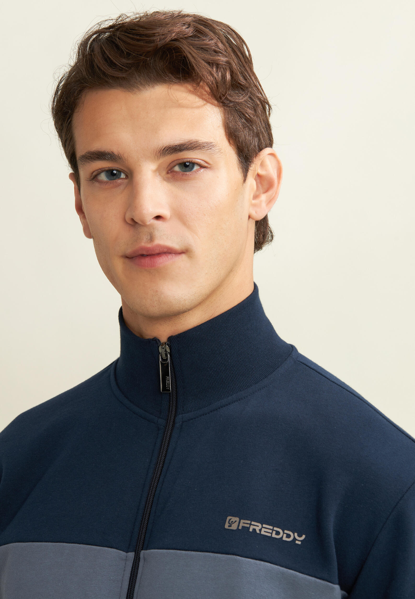 Sweat-shirt entièrement zippé avec bande contrastée sur la poitrine 4/4