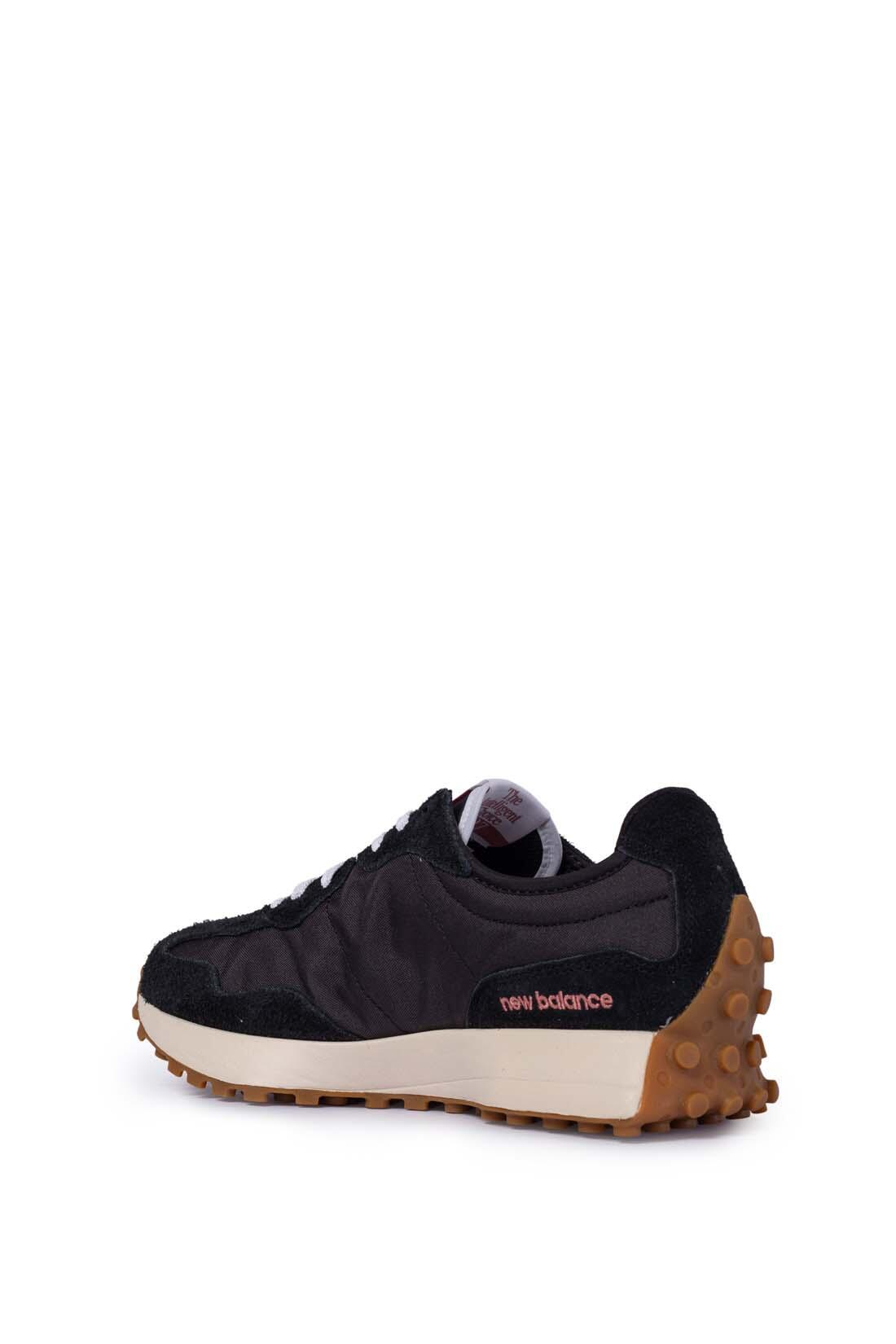New Balance 327 Damen Black White Gum 3/4