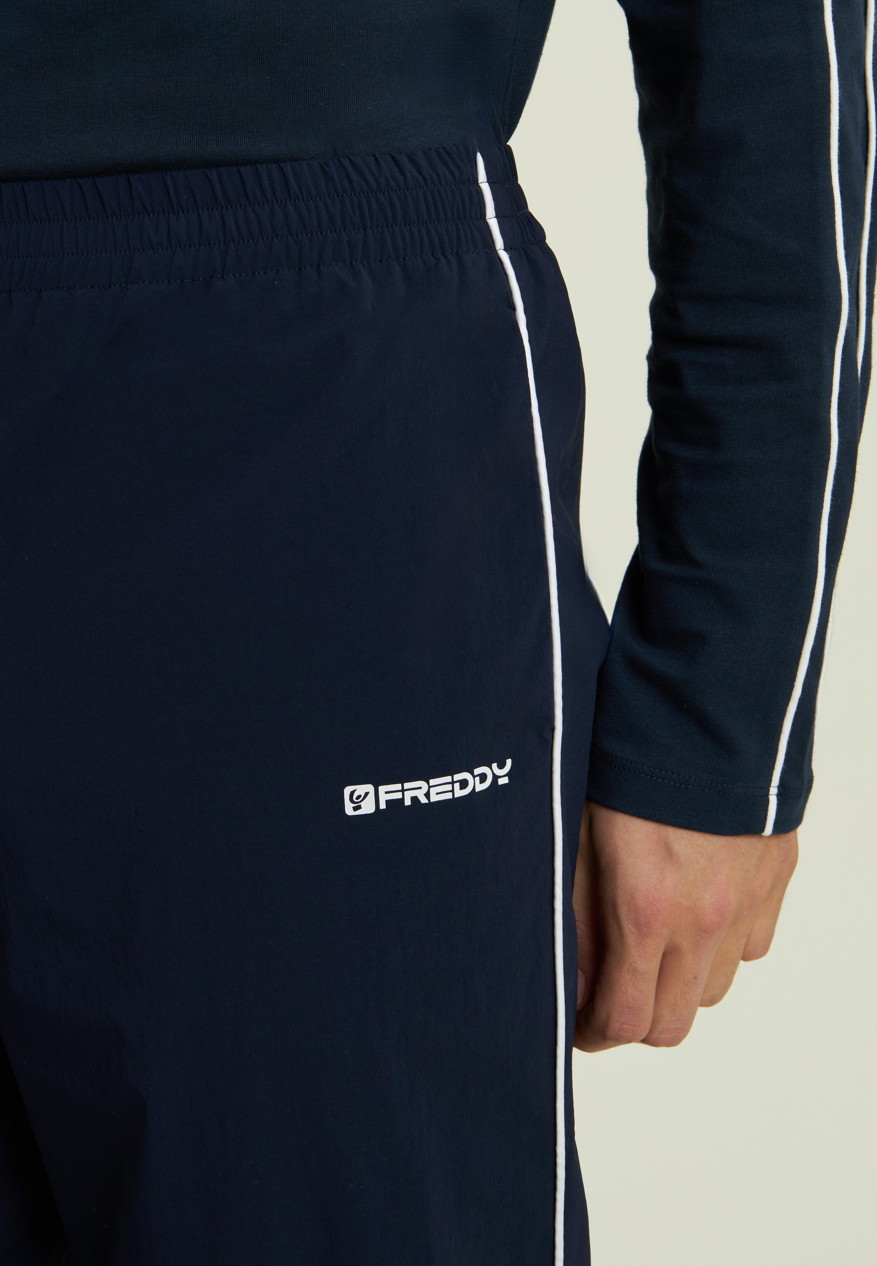 Pantalon de sport en nylon élastique avec coutures de couleur contrastée 4/4