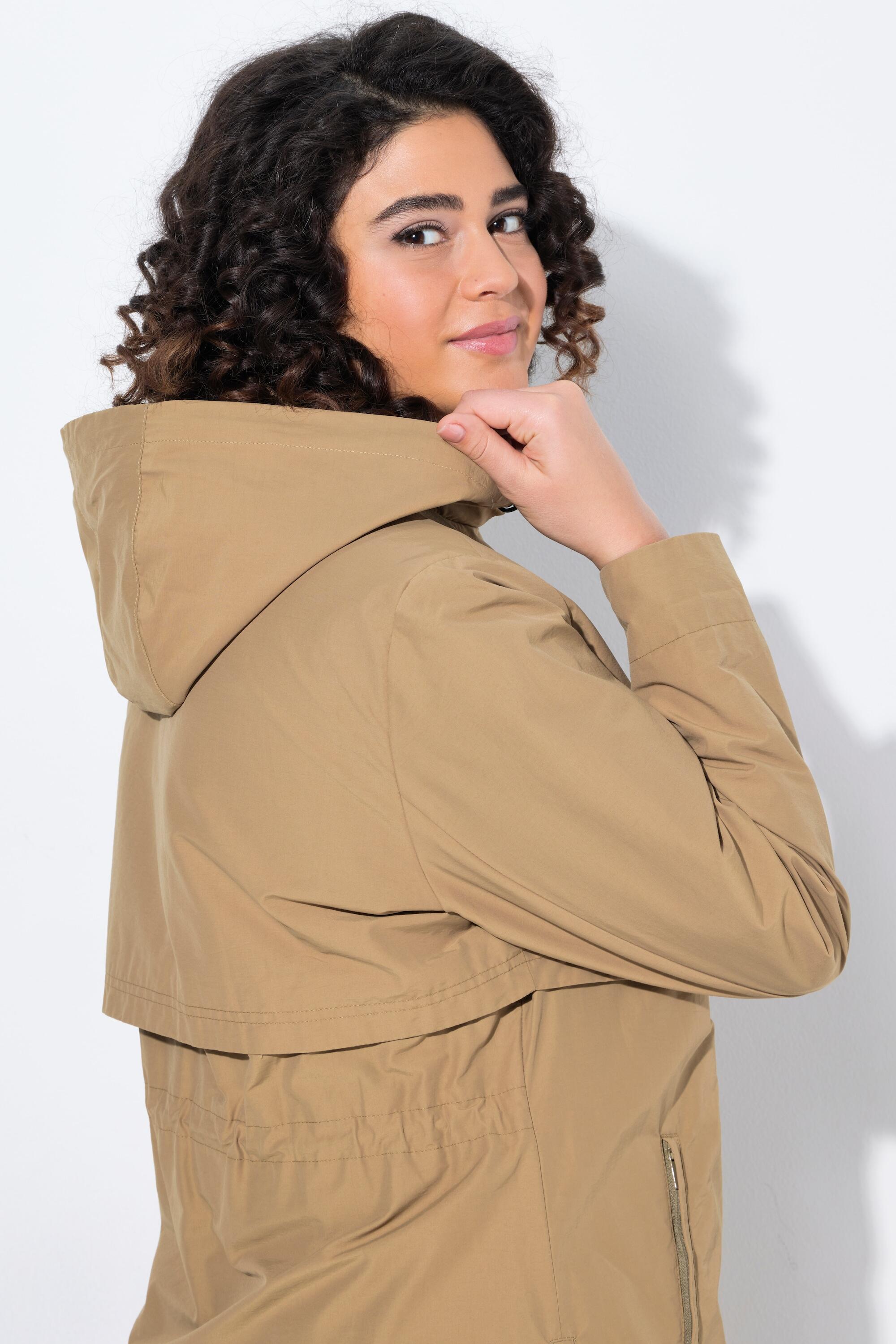 Femme Parka à capuche. Fentes latérales zippées. Poches zippées 5/7