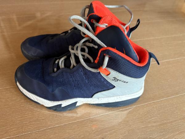 Tussen Particulieren - Basketbalschoenen maat 35 Tarmak 3/4