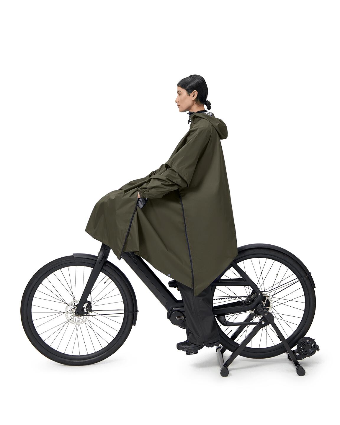 Regenponcho – Dunkeloliv Gr. M 2/7