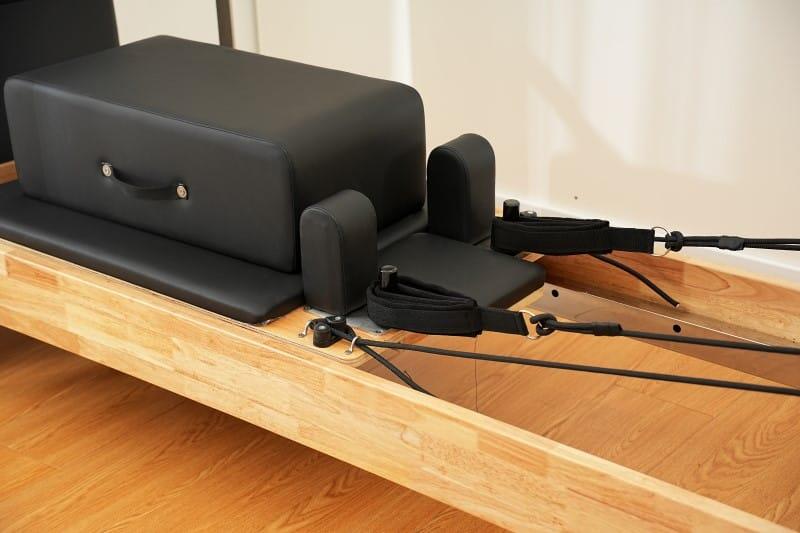 Machine Pilates Reformer avec tour en bois robuste et complète 6/7