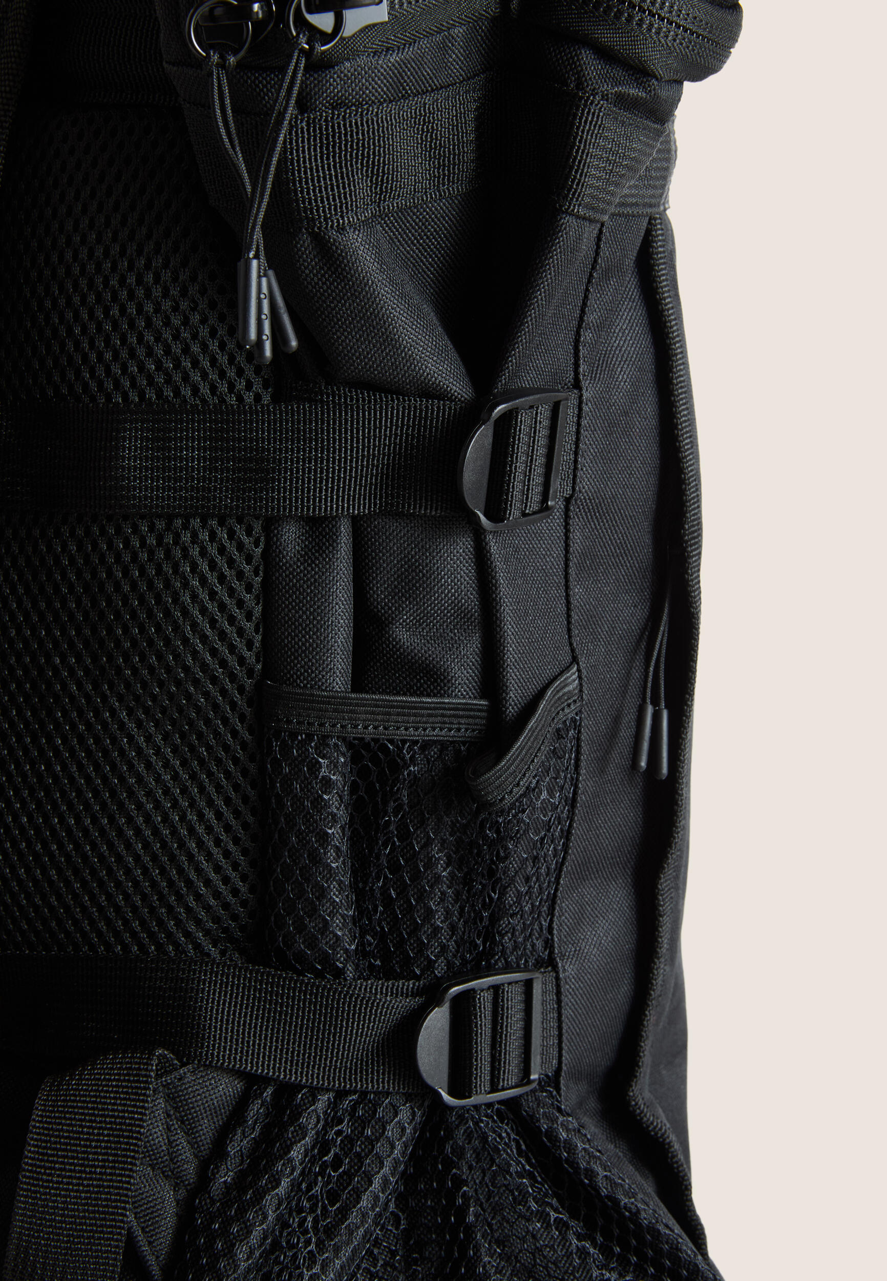 Sac à dos 45 lt format au design compact et carré 2/3