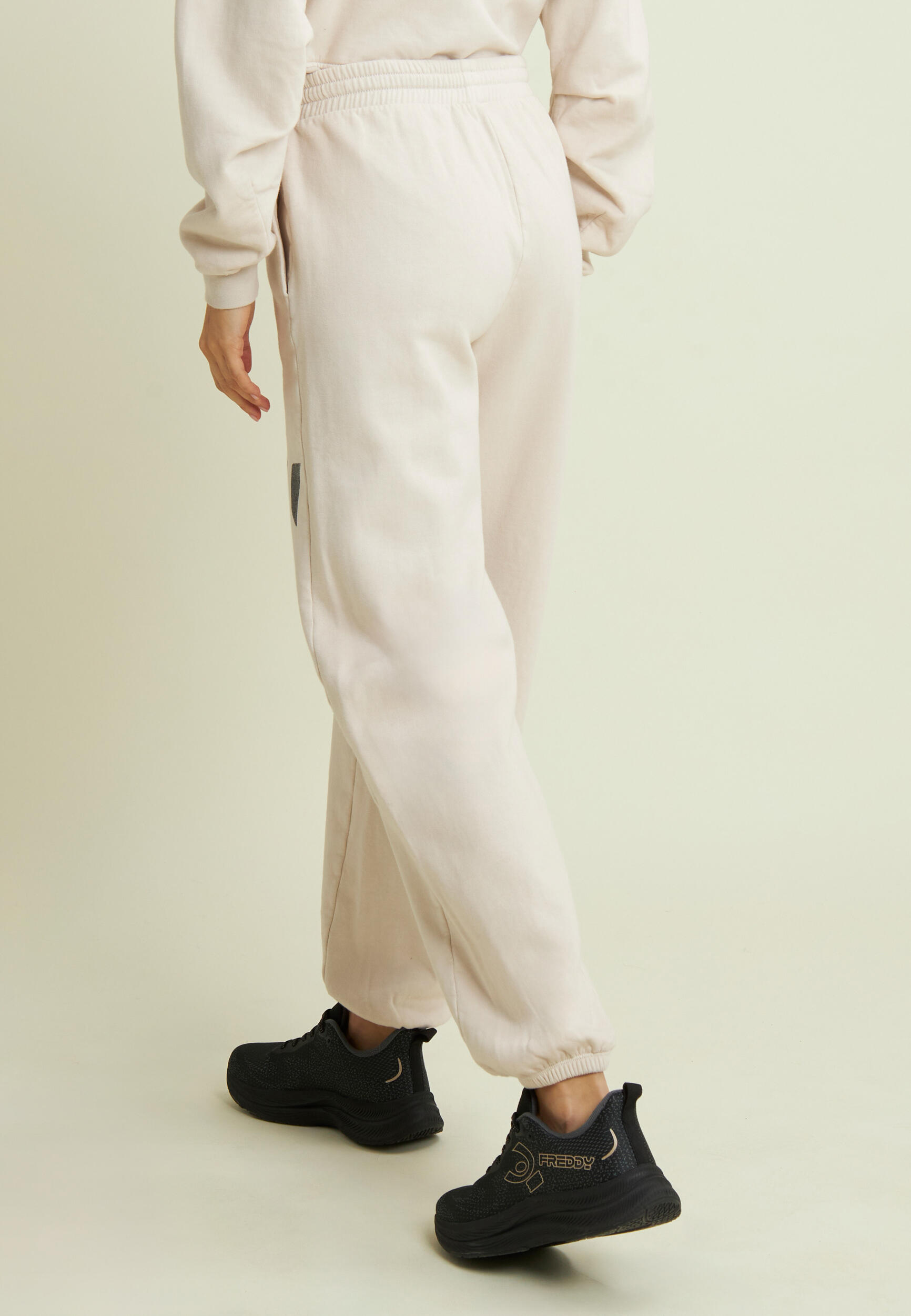 Pantalon en molleton avec imprimé « Flow » et bord froncé 3/4