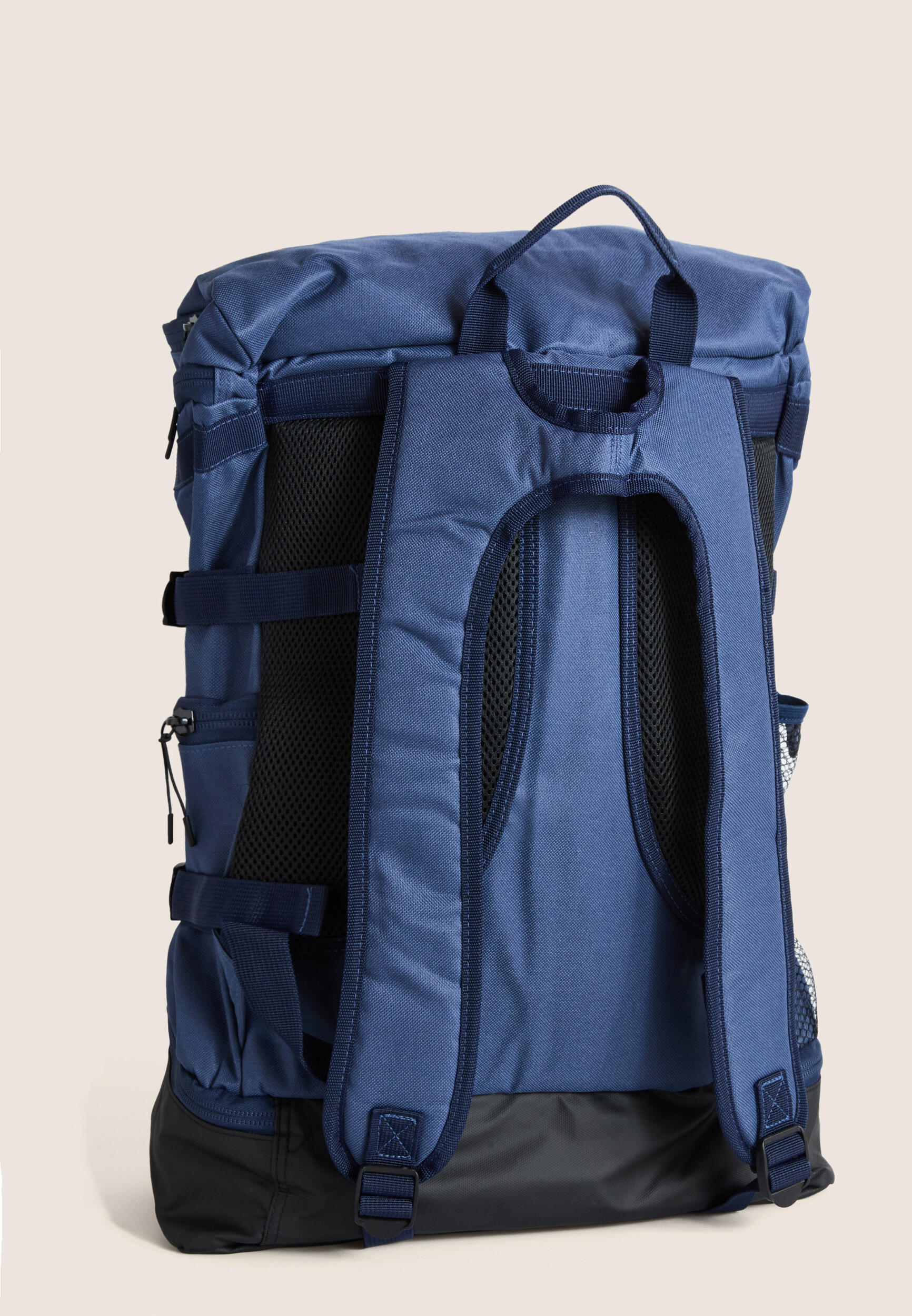 Sac à dos 35 lt format au design compact et carré 3/3
