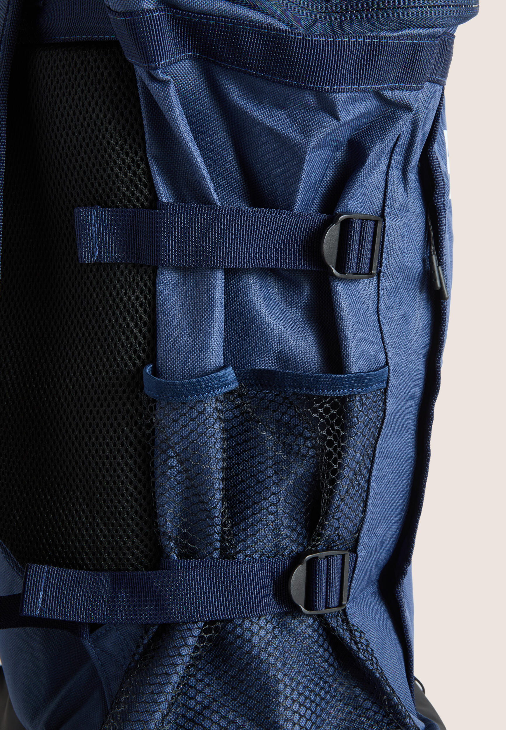 Sac à dos 35 lt format au design compact et carré 2/3