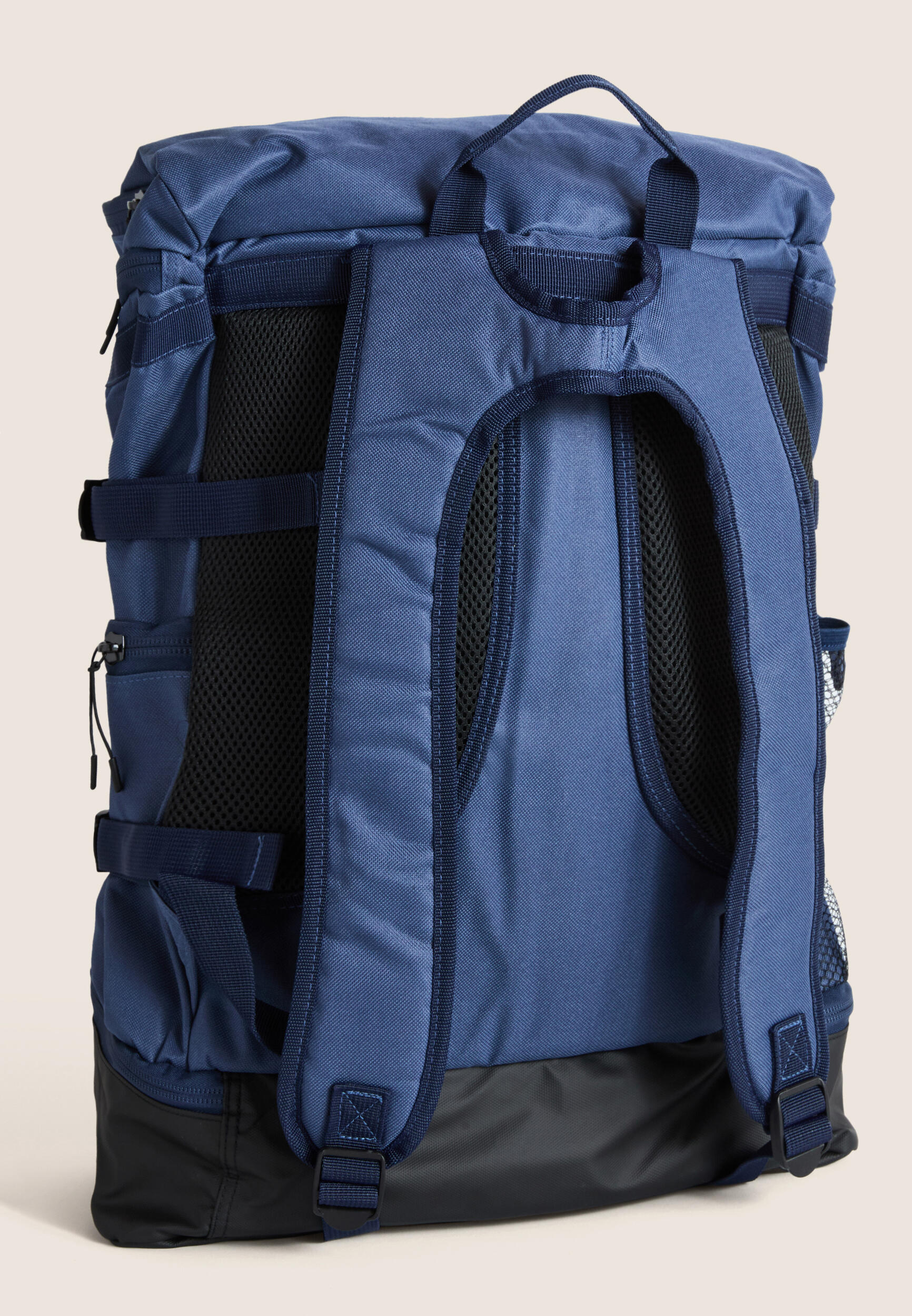 Mochila 45 lt con diseño compacto y cuadrado 3/3