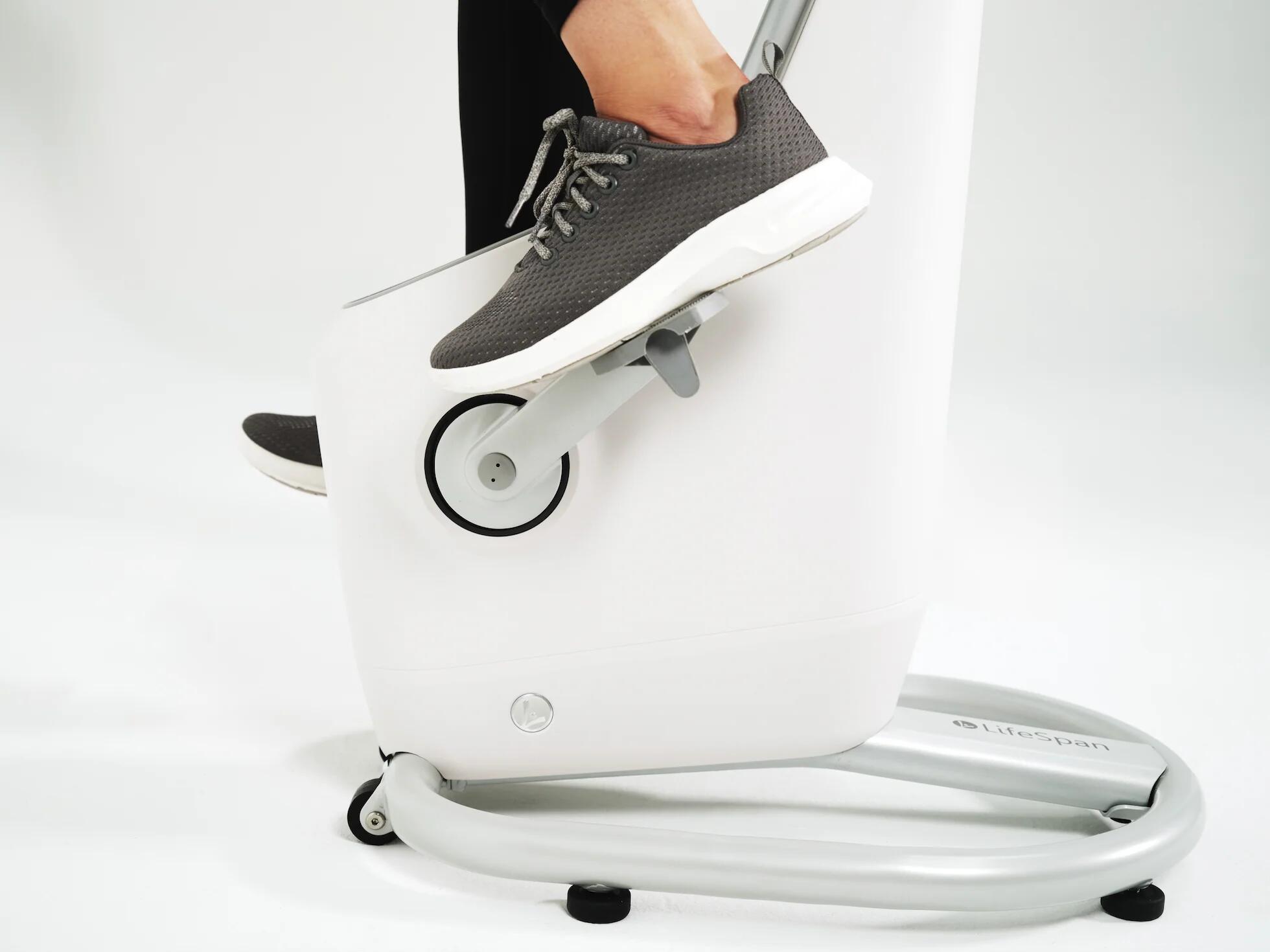 LifeSpan Ampera debajo de la bicicleta de escritorio - Glacier White 5/7