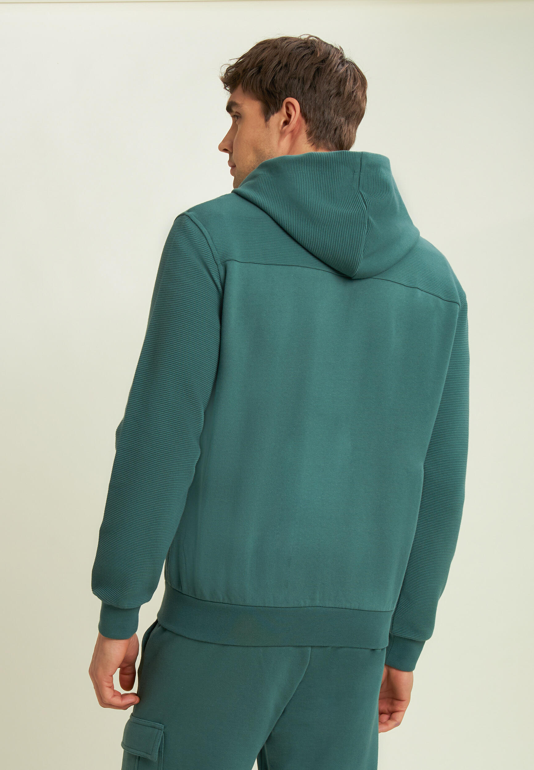 Felpa con cappuccio camouflage e inserti rigati 3/4