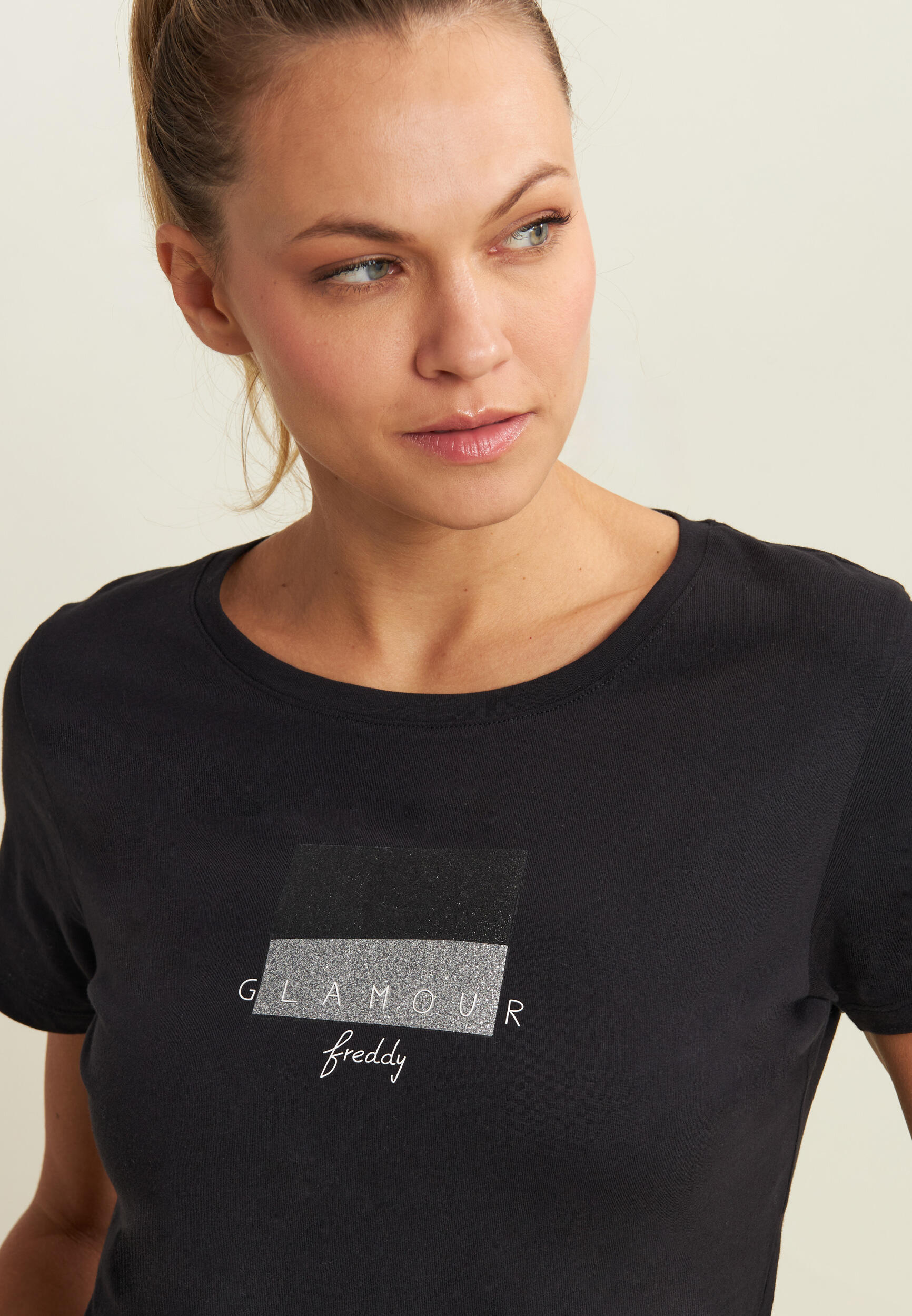 T-shirt avec l’inscription « Glamour » en détails passepoilés 3/4
