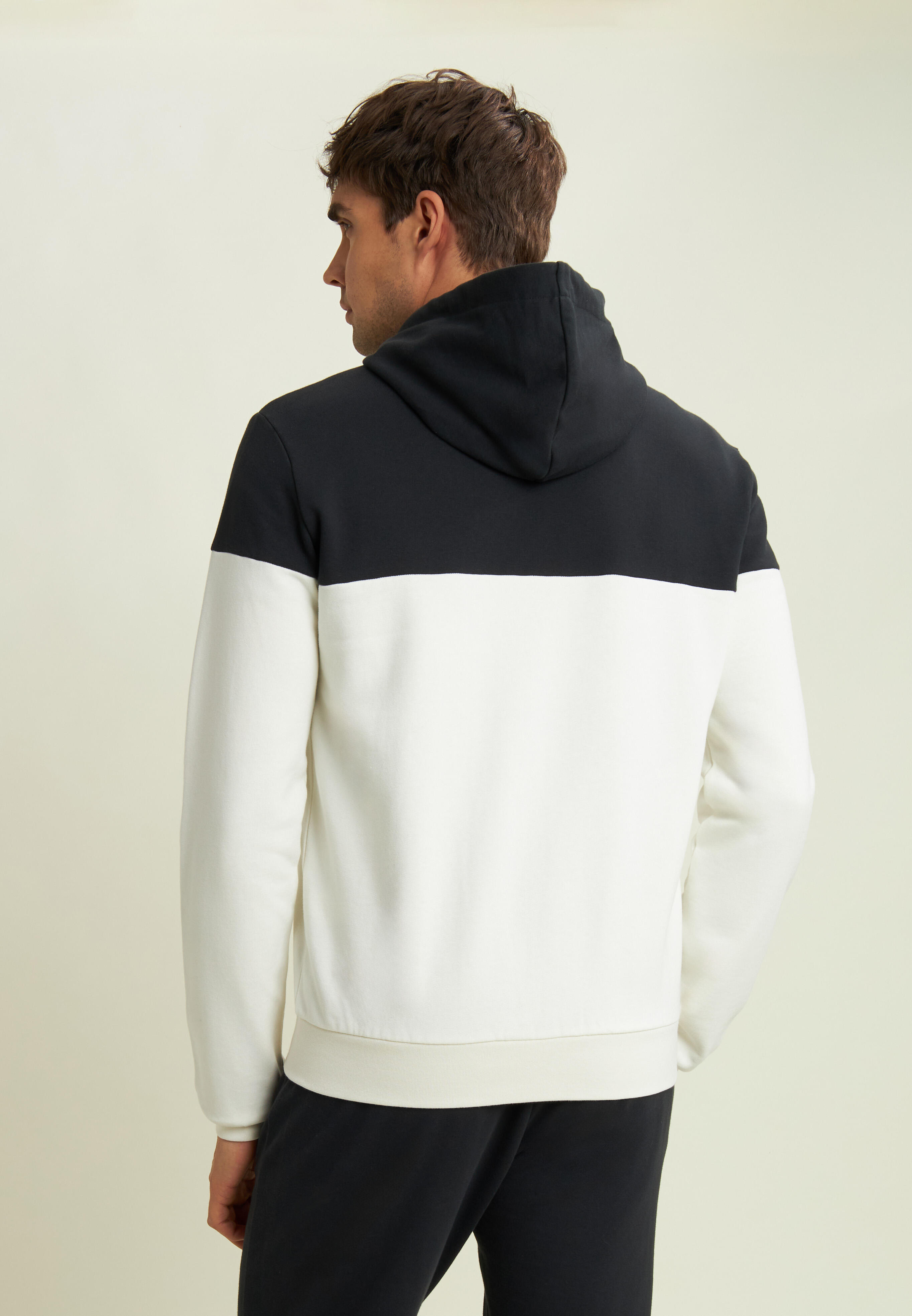 Felpa colour block con cappuccio e logo stampato 3/4