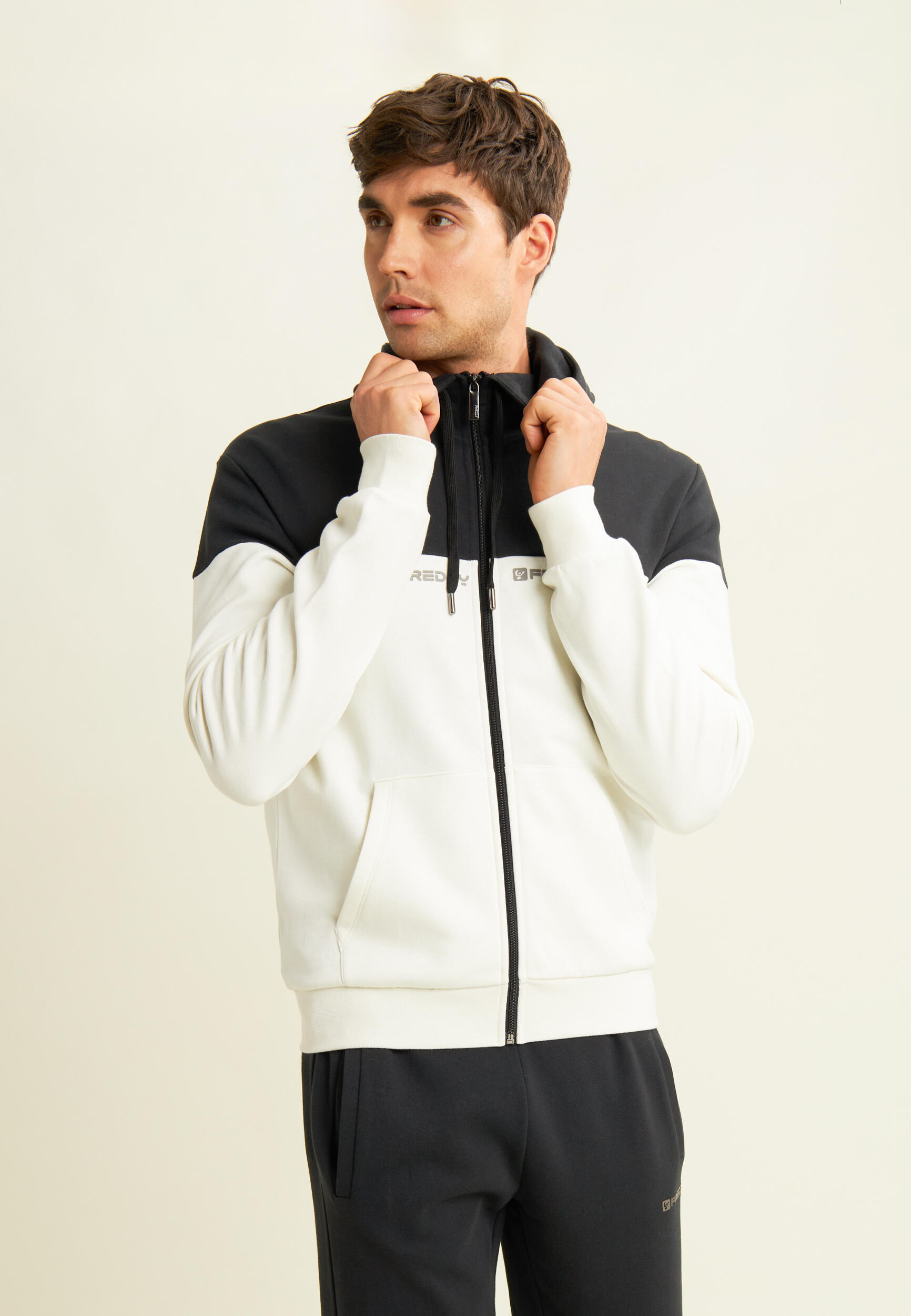 Felpa colour block con cappuccio e logo stampato 2/4