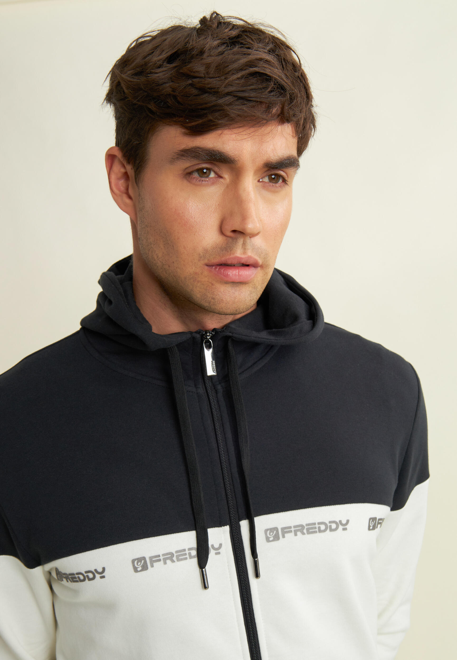 Felpa colour block con cappuccio e logo stampato 4/4