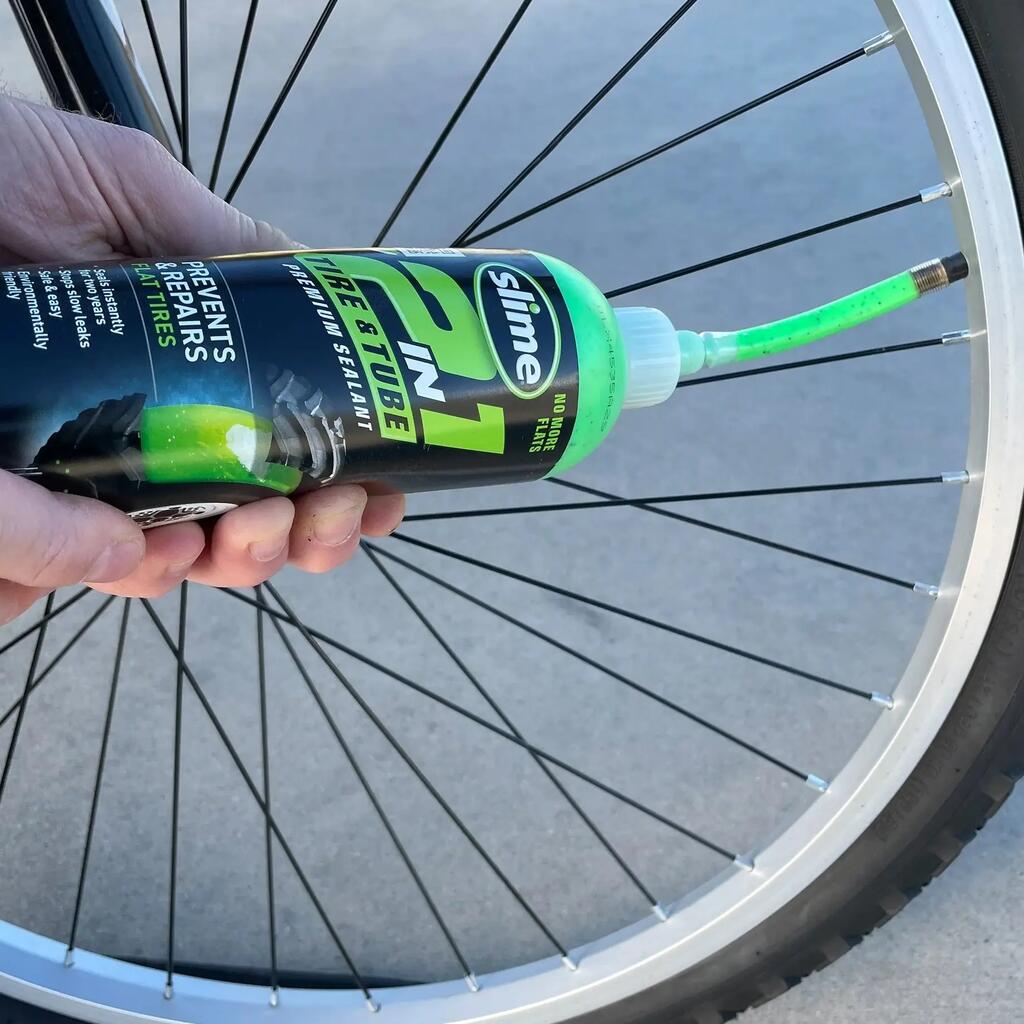 Slime 2‑in‑1 tyre and inner tube sealant, includes pump.
