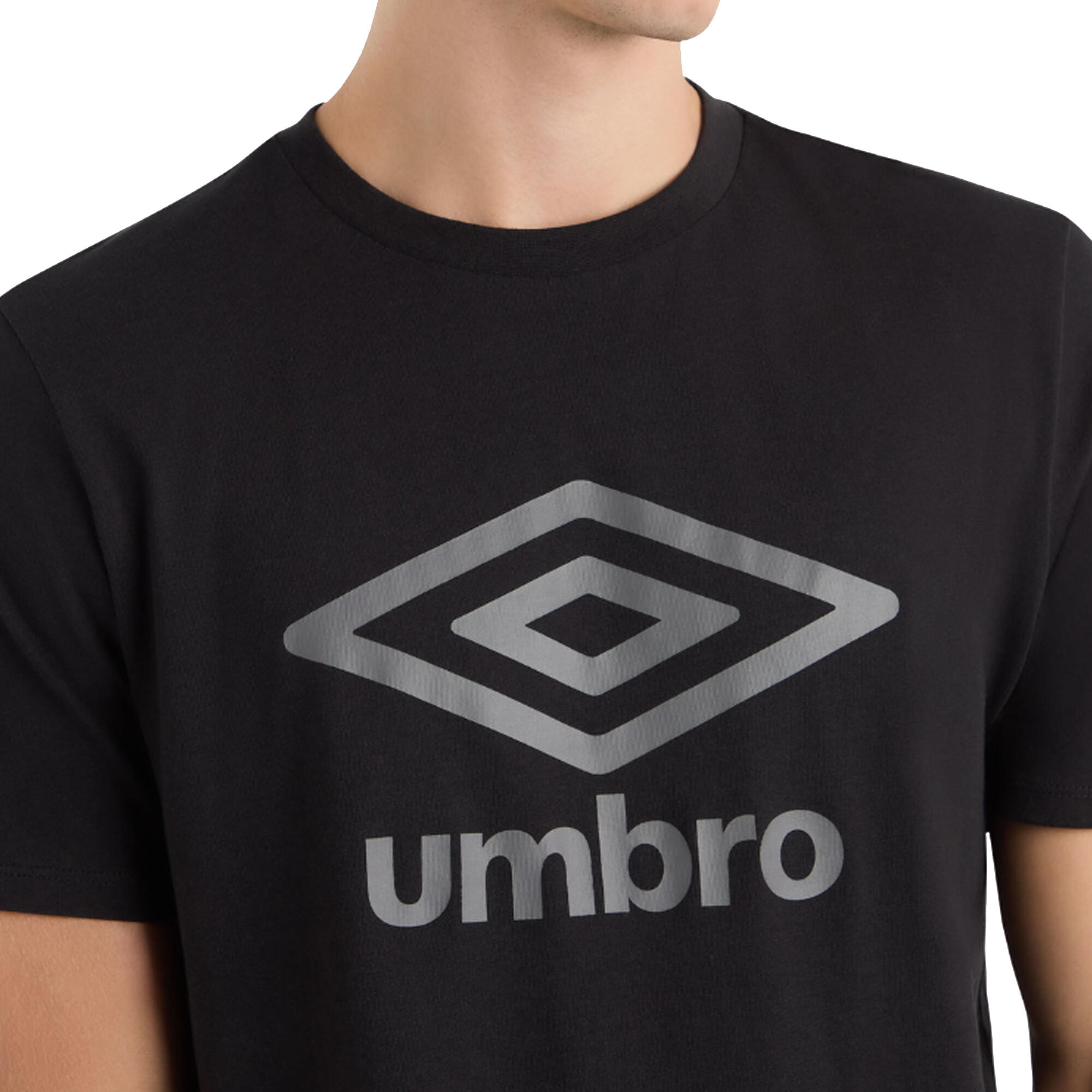 Maglietta Logo Impilato Uomo Umbro Nero Roccia Del Castello 3/4