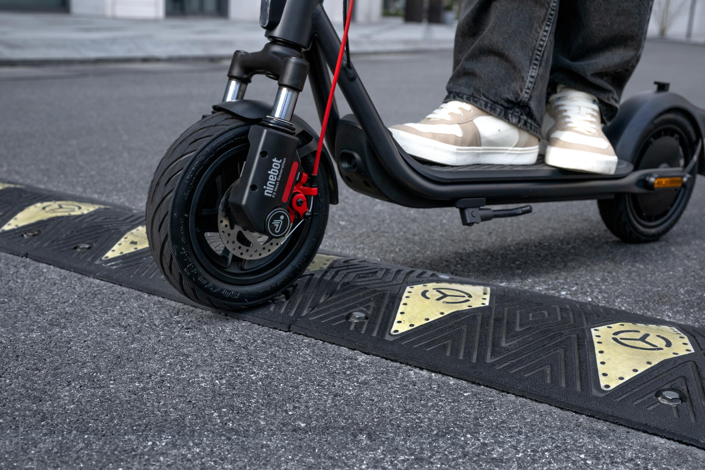 Patinete eléctrico plegable  Ninebot F2 E II – Motor 400 W, 25 km/h, 55 km auto. 5/7