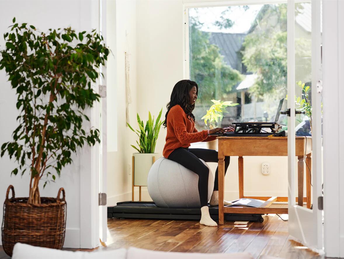 LifeSpan Fitness Sedia da ufficio con palla da yoga - Caramello 30" (76 cm) 2/4