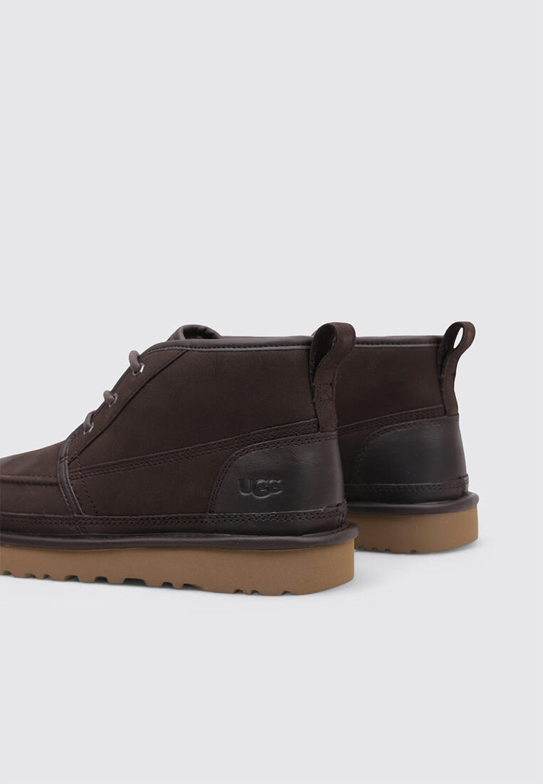 UGG Neumels Moc — Botines medios para hombre en cuero marrón 4/5