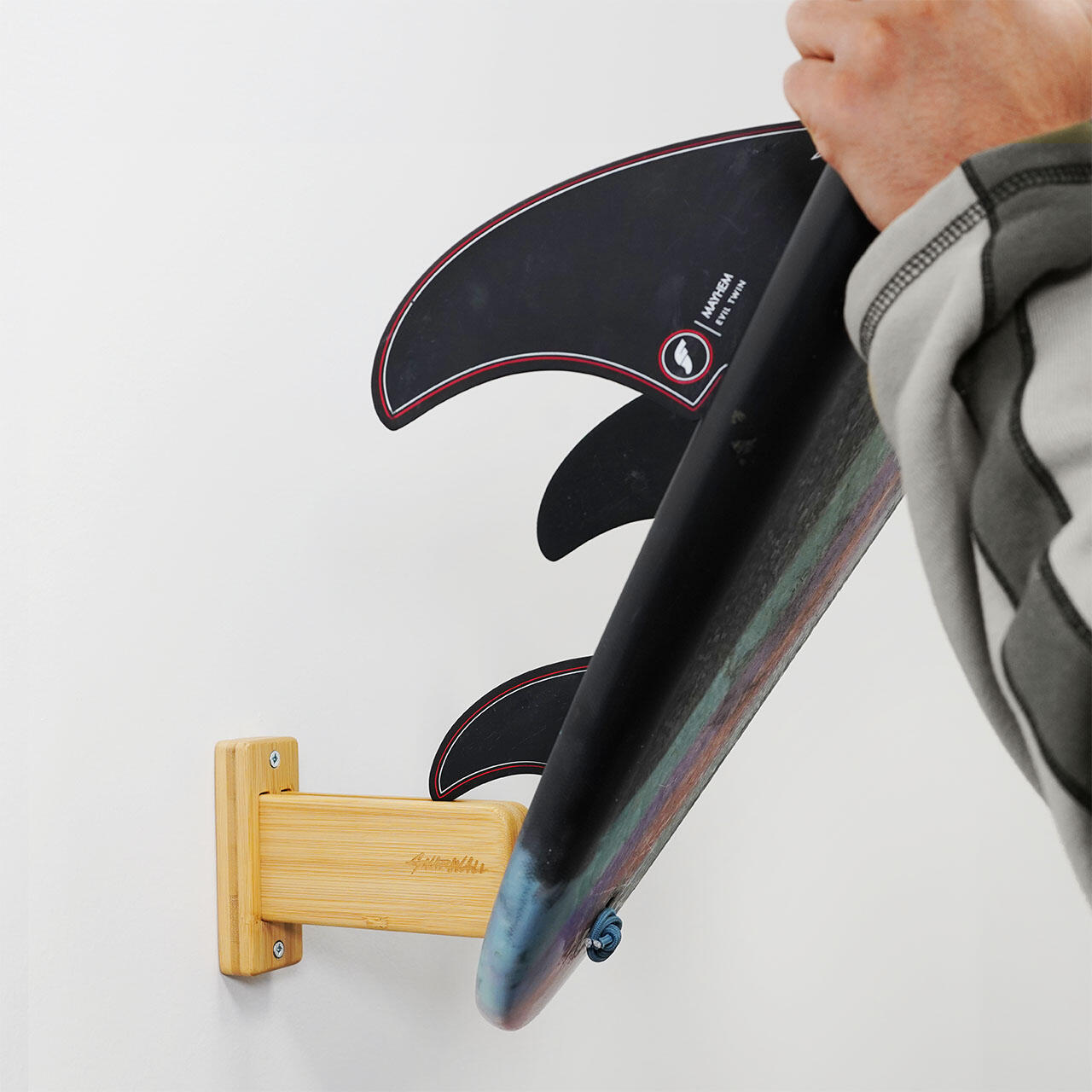 Surfboard Wandhalterung aus Holz für alle Boards mit Finnen 4/7