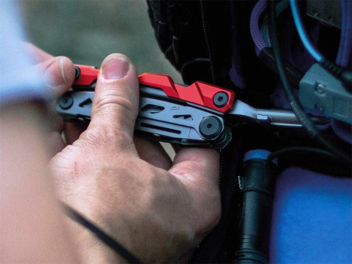 True Utility Titanium Locking Multitool – multitool compatto con blocco 5/7