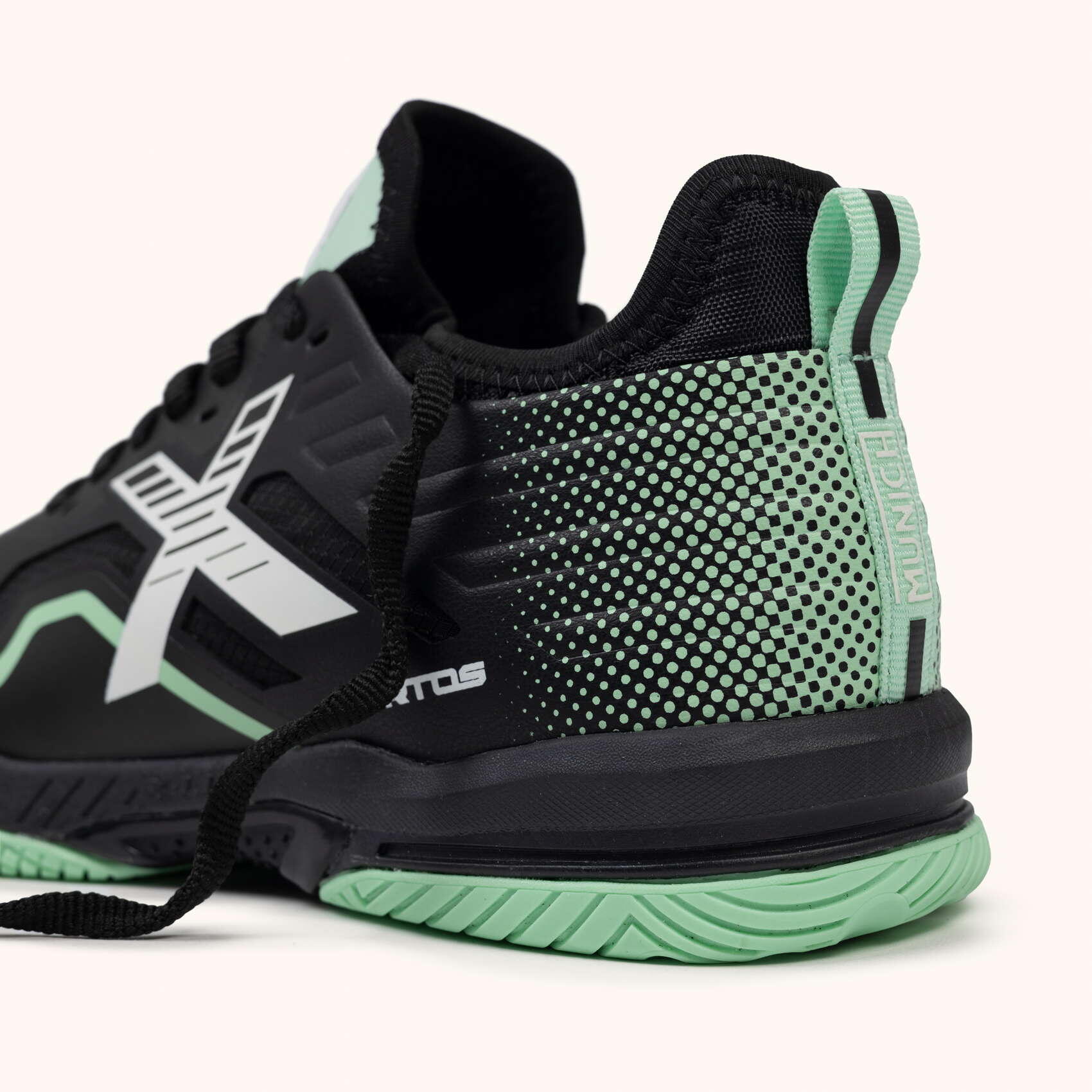 MUNICH ARTOS 105 Zapatillas fútbol sala diseño técnico negro y verde 2/5