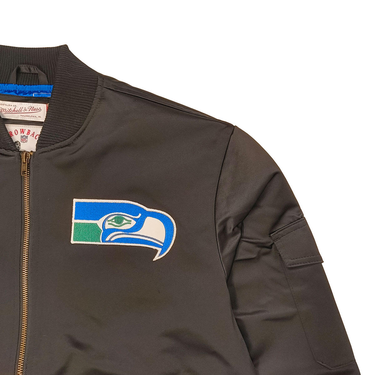 Mitchell & Ness Herren Jacke Seattle Seahawks Team Leader Satin Bomber schwarz 3/4